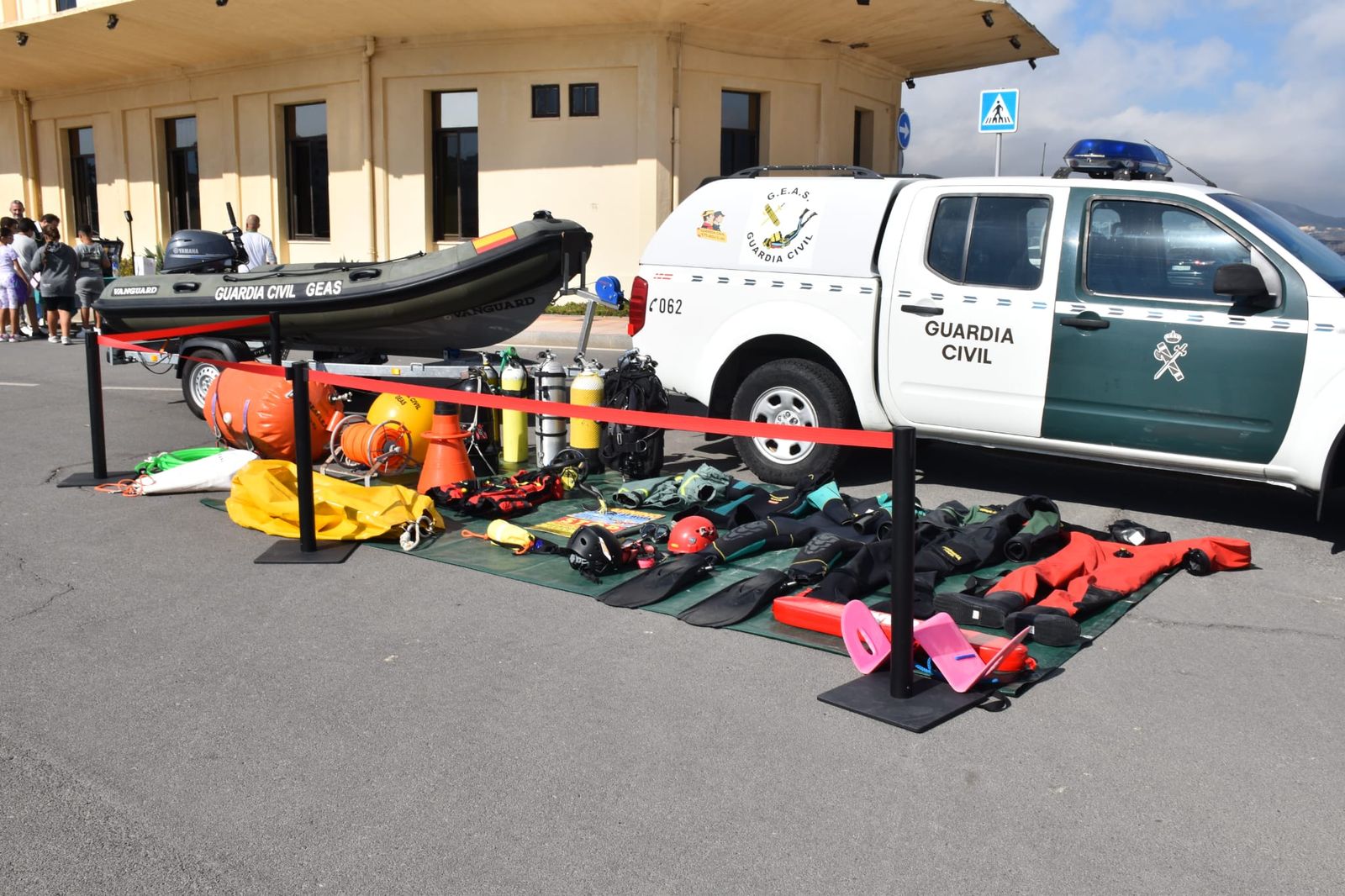 La Guardia Civil muestra sus medios a los escolares