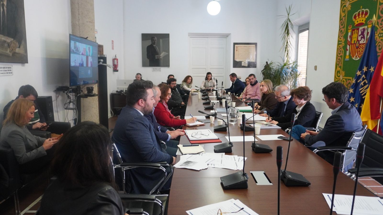 El consejero de Medio Ambiente, Servicios Urbanos y Vivienda, Alejandro Ramírez, y la directora general del área en materia de Vivienda, Tamara Guerrero, asisten a la reunión de la Comisión de Vivienda en la FEMP.