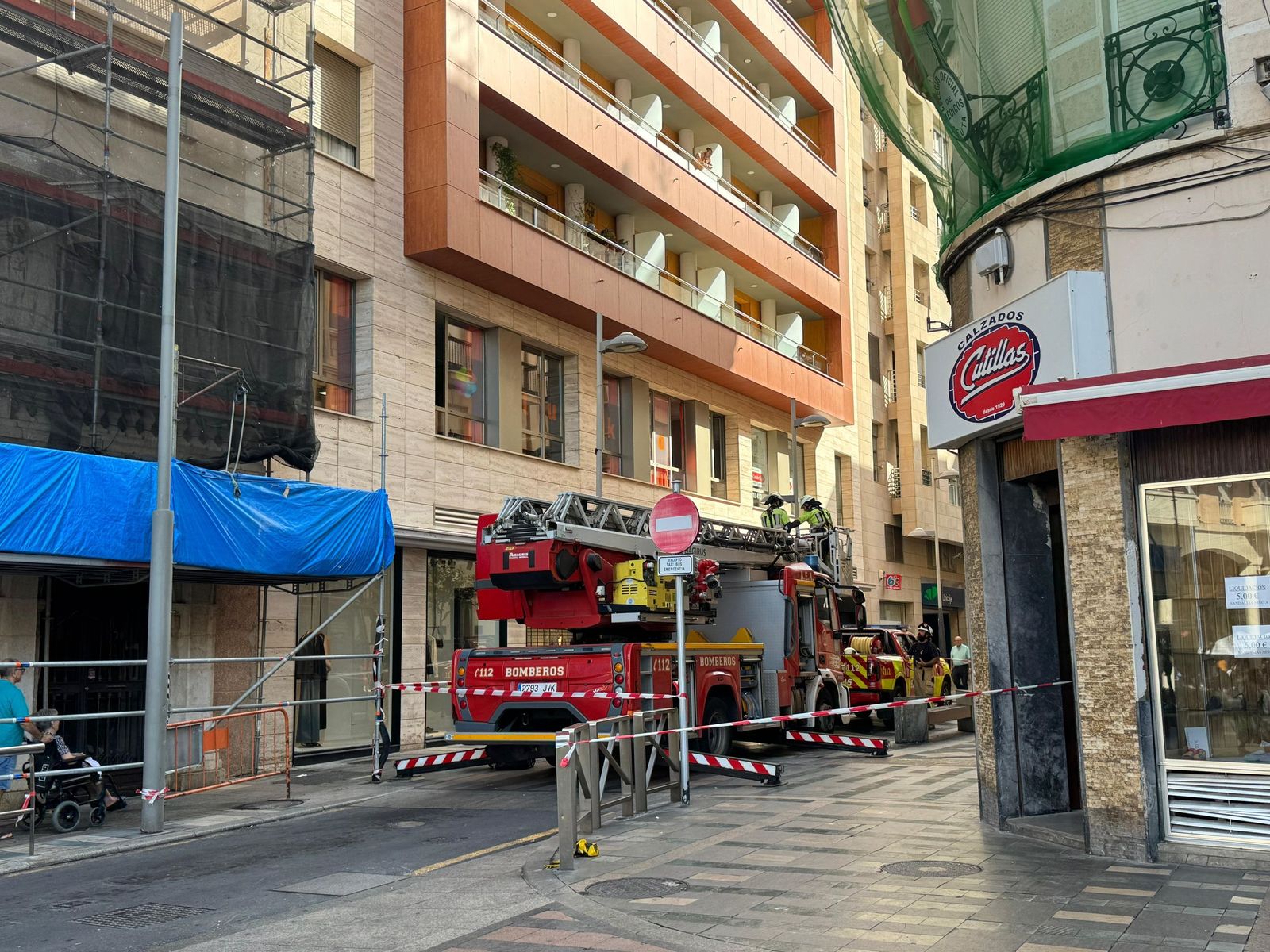 El camión escala estacionado junto al edificio
