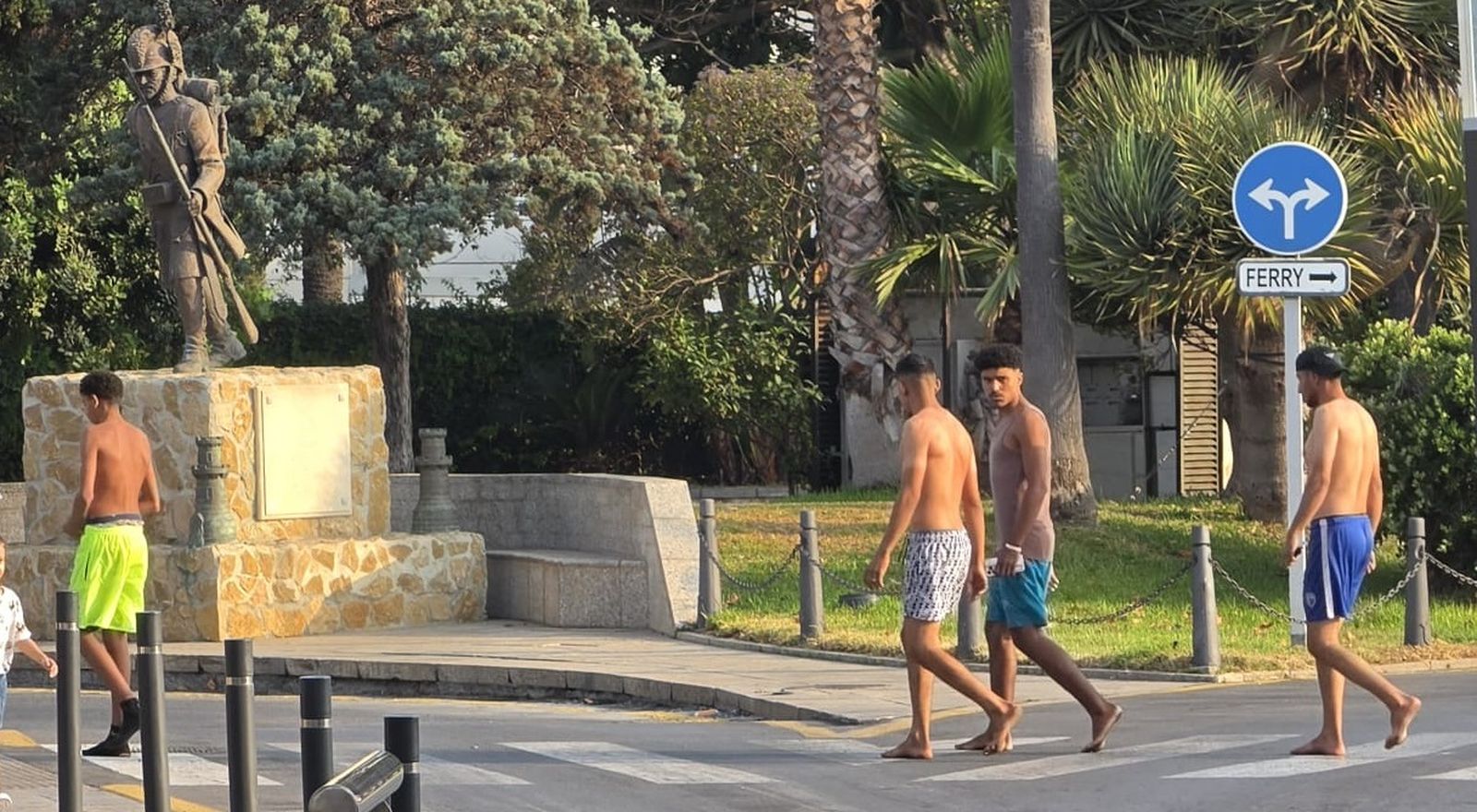 Migrantes deambulando por la Ciudad, descanzos y desorientados