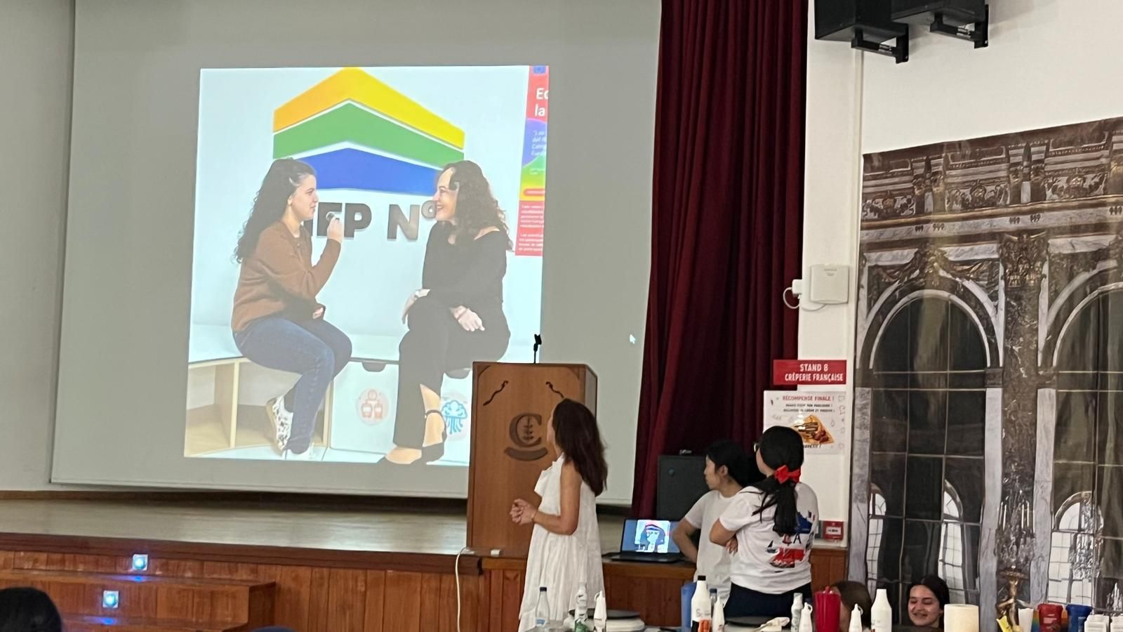 El IES Luis de Camoens celebra la francofonía con danza, poesía y sabor parisino