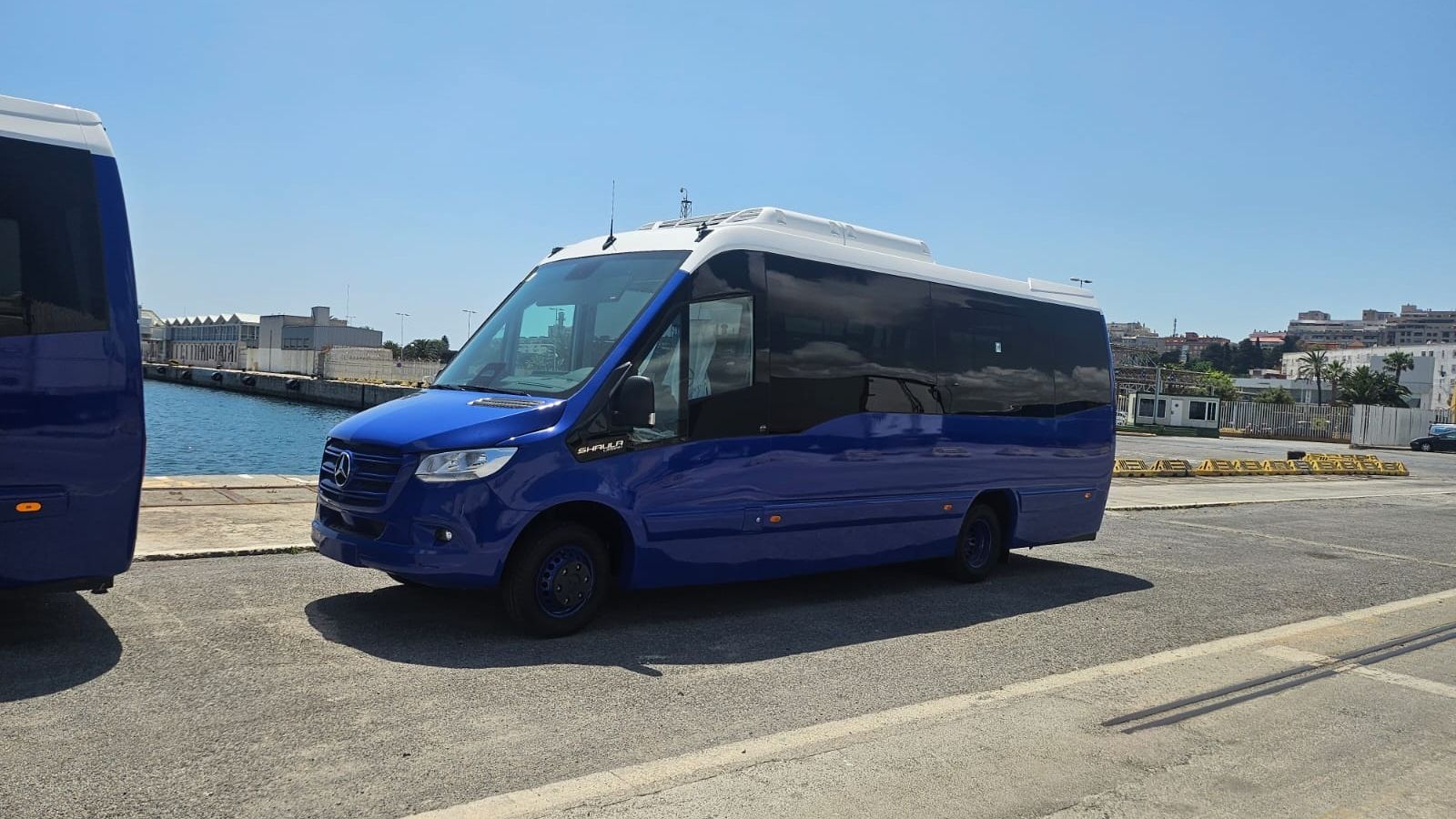 Los microbuses se encuentran en la Aduana a la espera de su matriculación