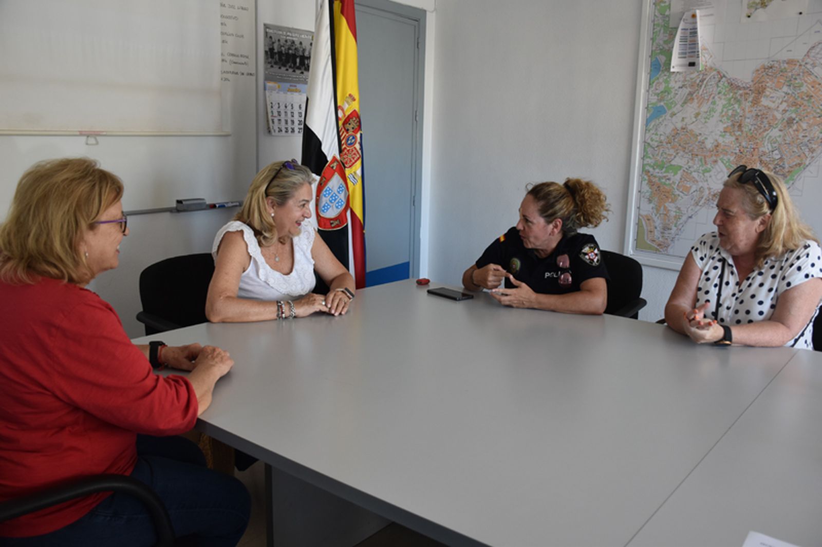 Eva González junto a las agentes jubiladas Paqui García, María del Carmen Godino y Pilar Ugarte. / FOTO G.S.