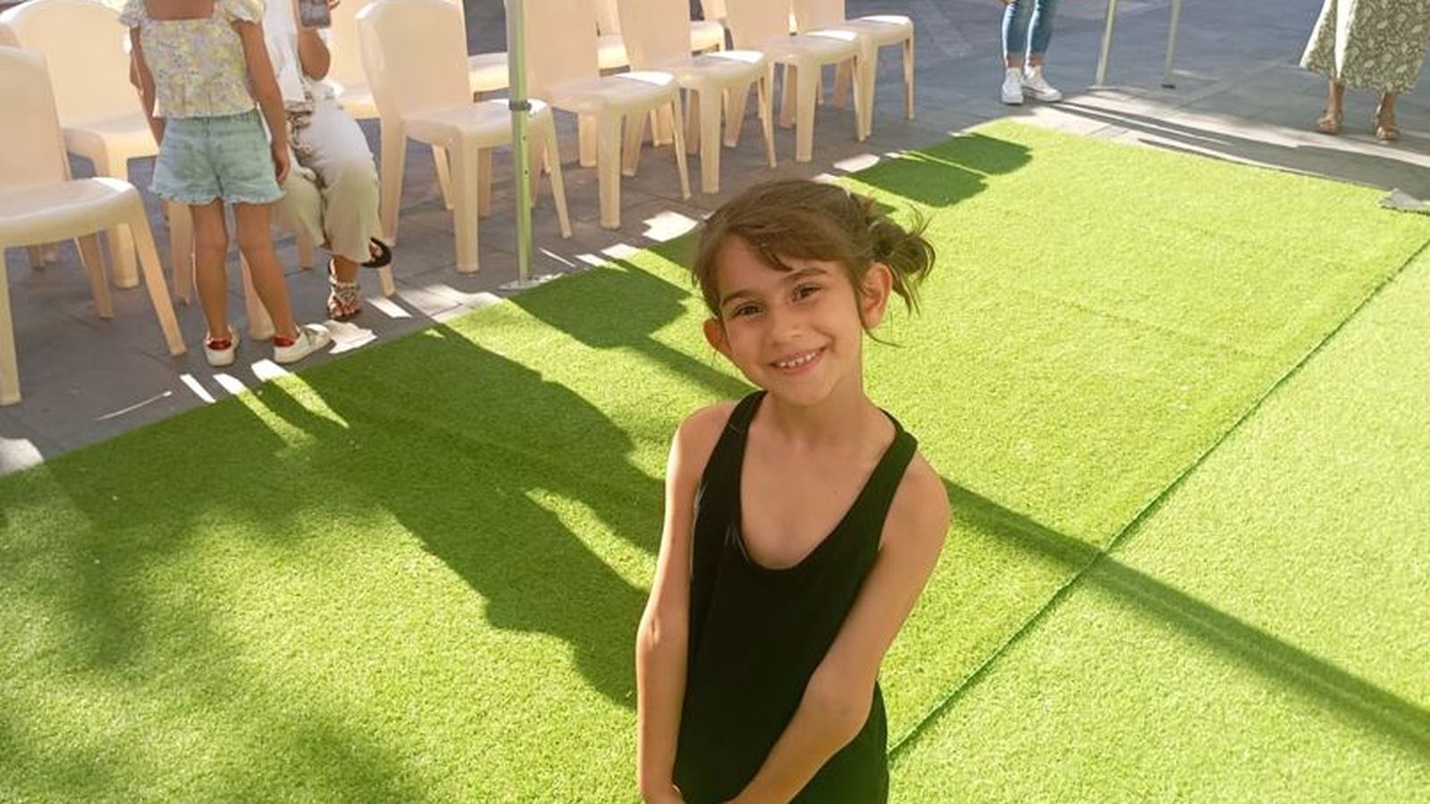 Así de sonriente posó nuestra pequeña amiga en los prolegómenos de 'El Gato con Botas'