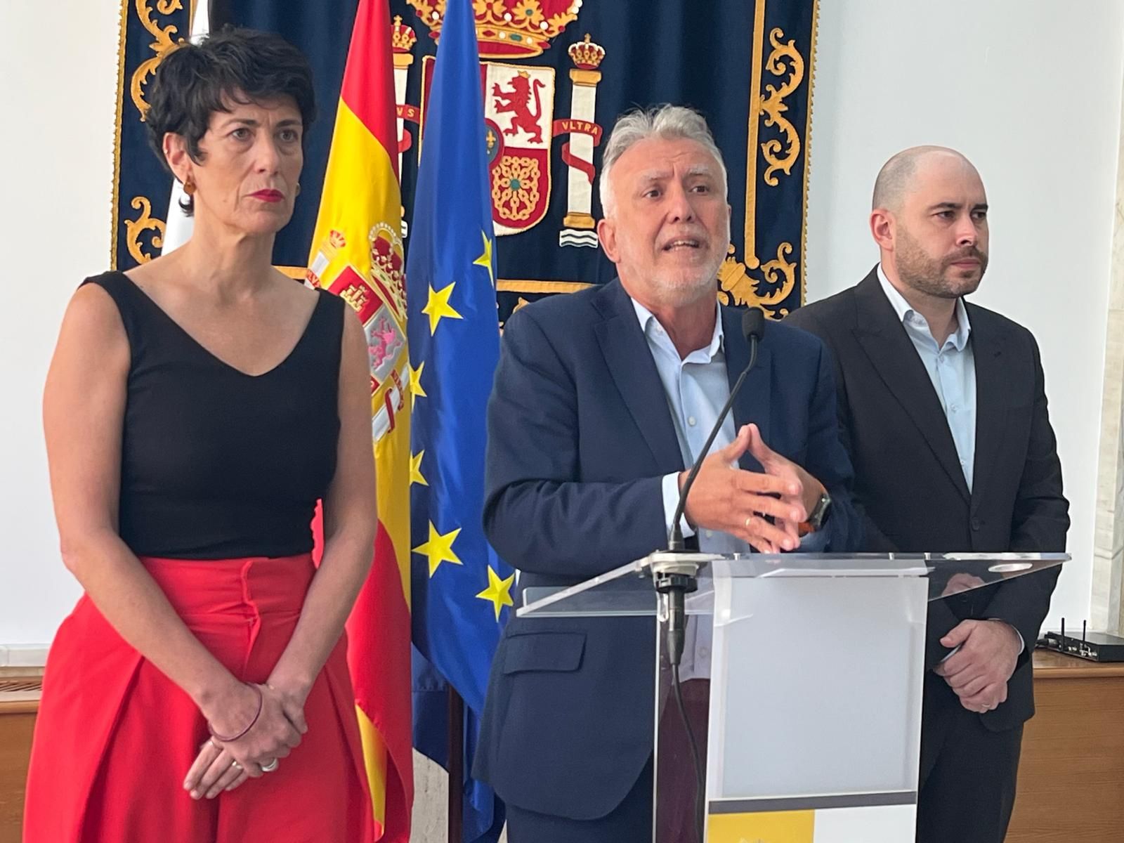 Ángel Víctor Torres, entre Elma Sáez y Miguel Ángel Pérez Triano