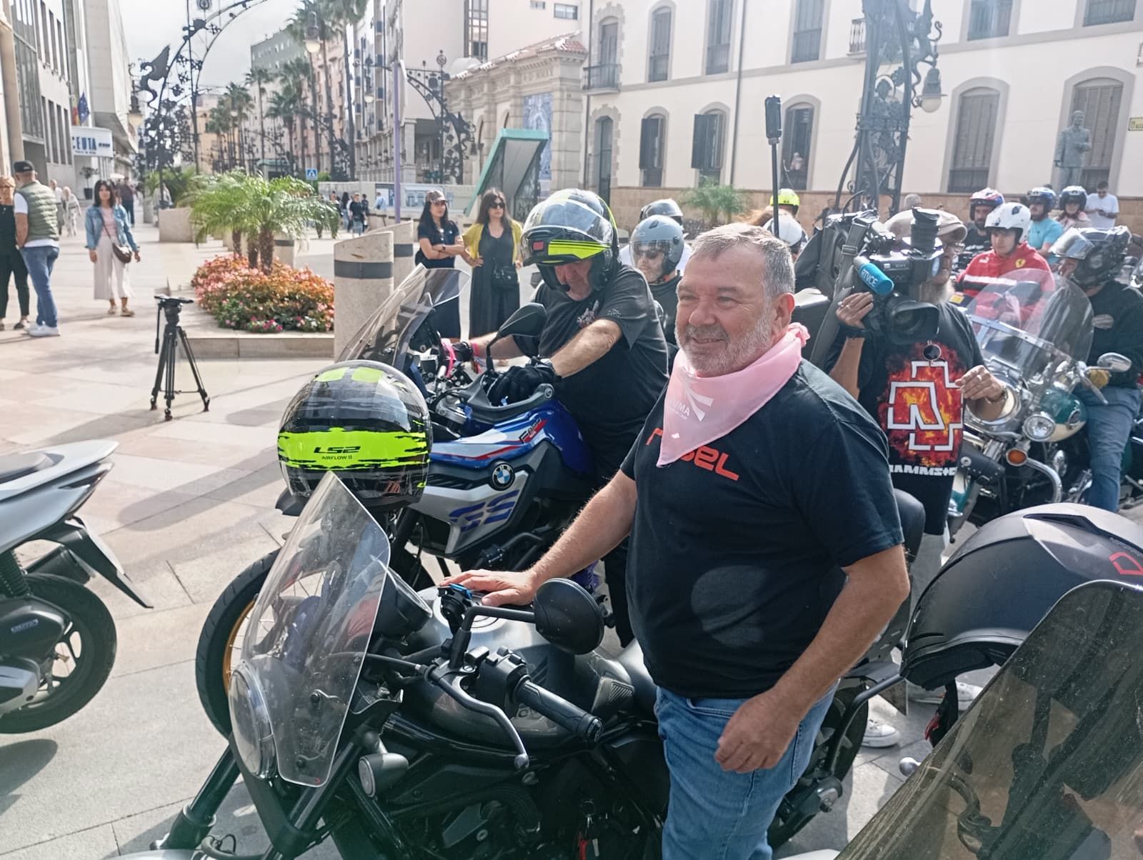 Ruido de moto y lágrimas de alegría para celebrar la vida Ruido de moto y lágrimas de alegría para celebrar la vida