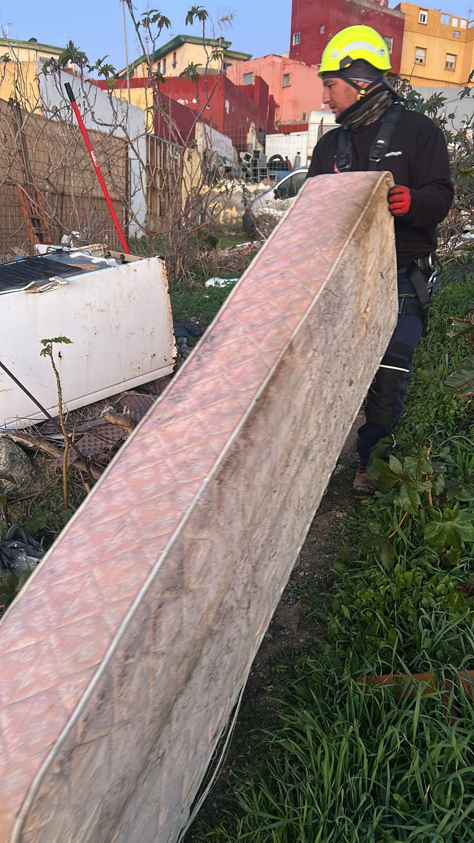 Las Brigadas Verticales limpian residuos en la barriada del Príncipe Felipe.