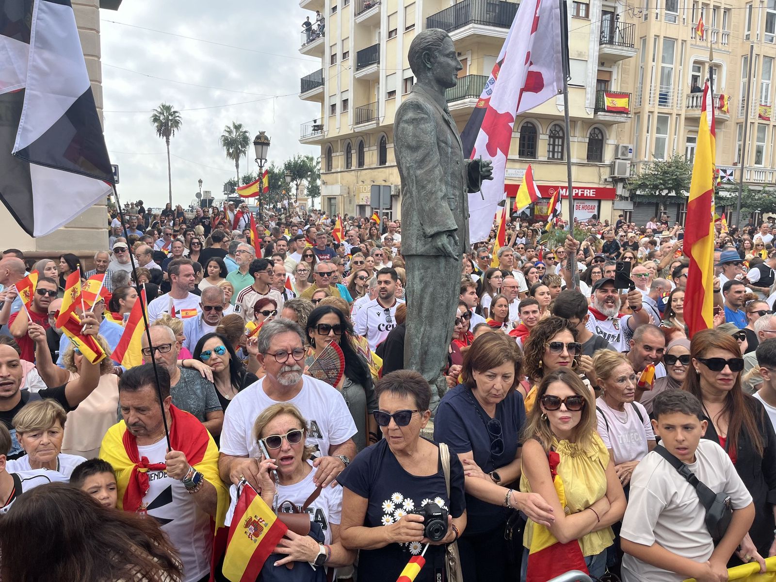 Álbum de una jornada histórica: Felipe y Letizia, con los ceutíes