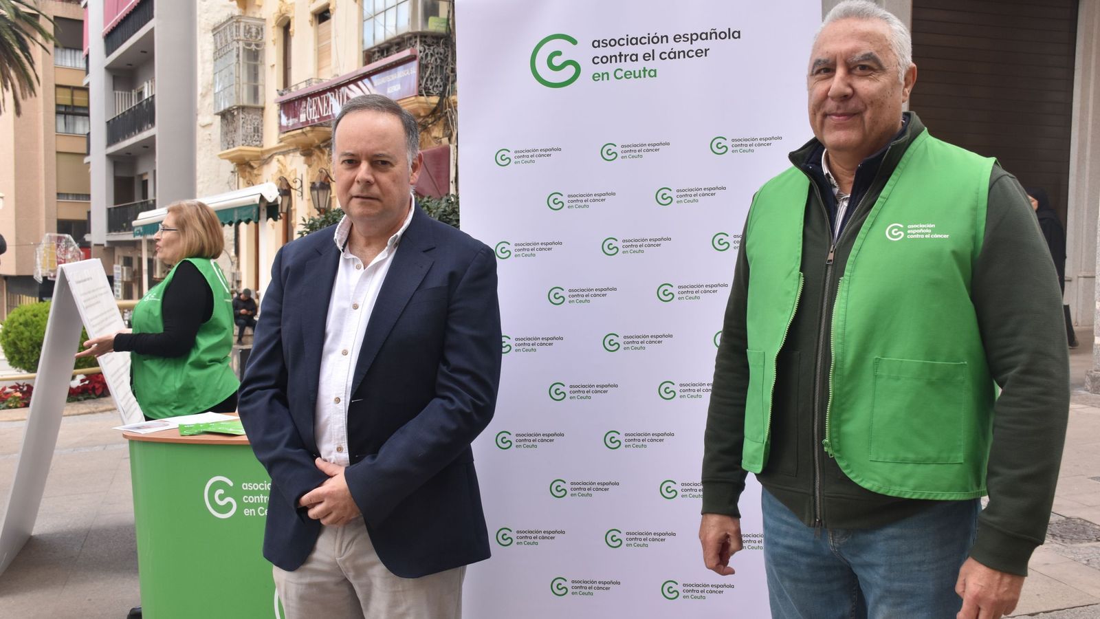 El diputado del PP por Ceuta, Javier Celaya, en la exposición de la AECC junto al presidente de la entidad, Jesús María Ferreiro