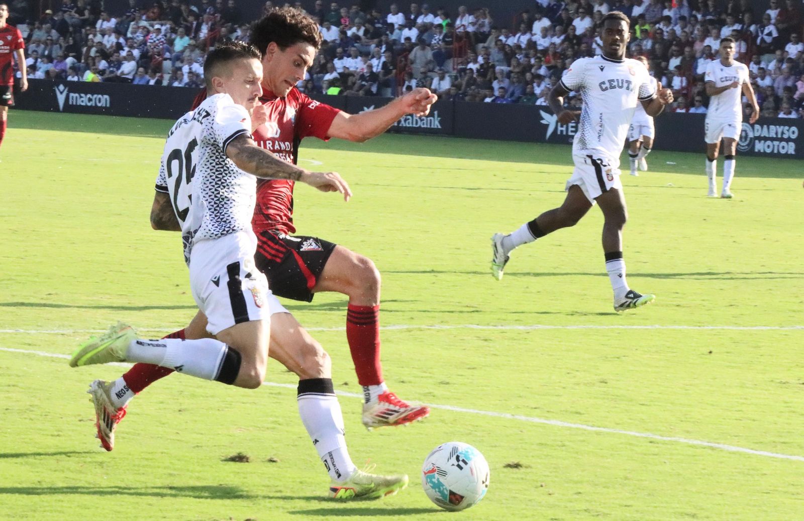 El Ceuta pone la directa ante el Mirandés: resumen en fotos