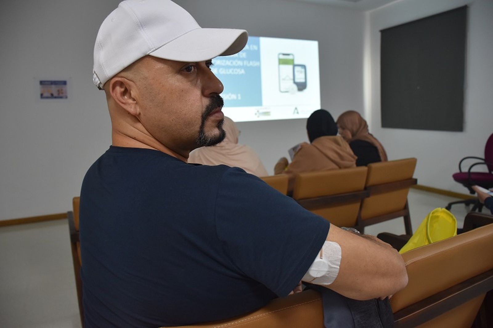 Un paciente diabético con su sensor Flash en el centro de salud de Otero. / FOTO G.S.
