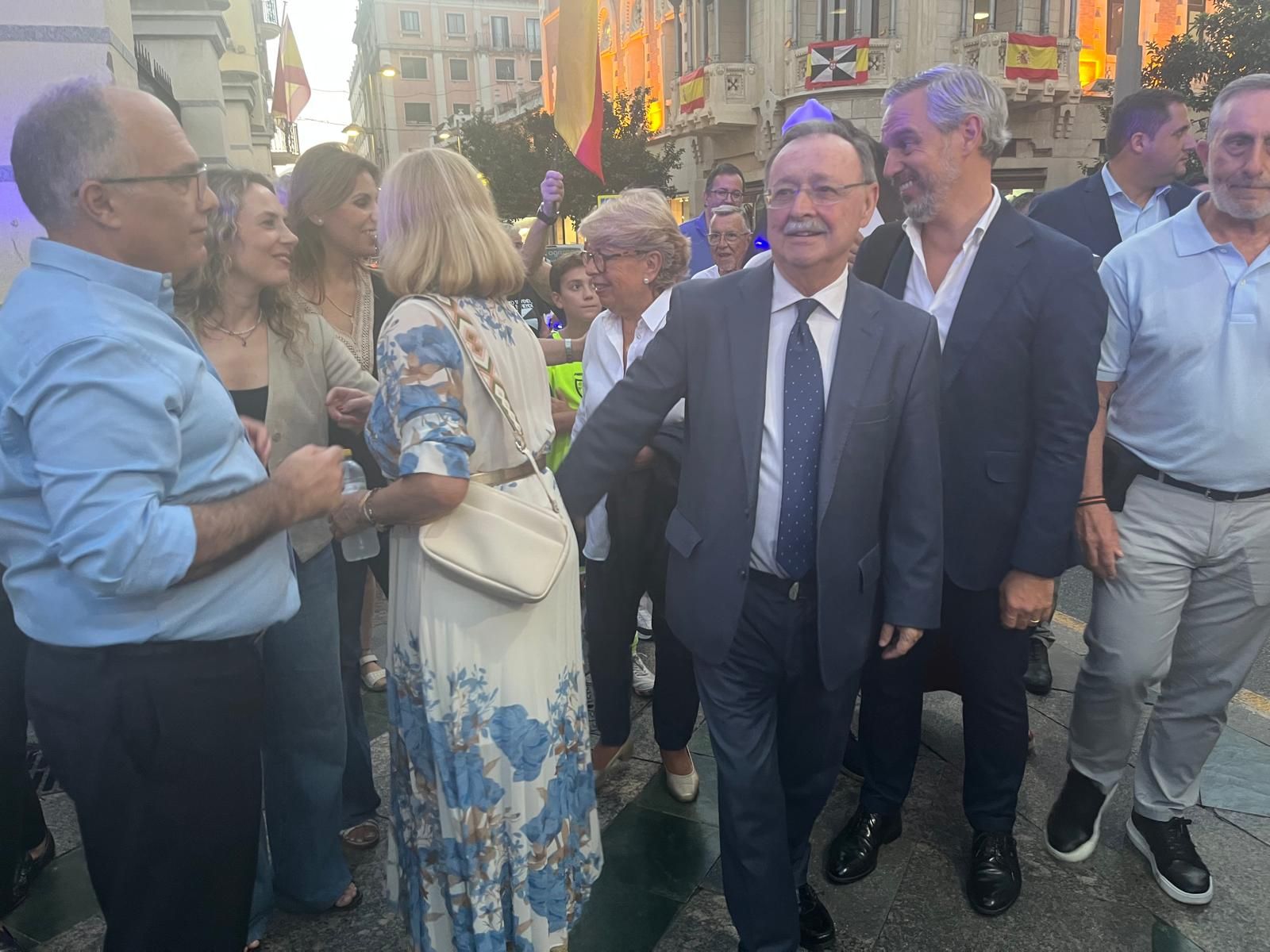 Vivas visita la Plaza de los Reyes, “un ejemplo de civismo de los ceutíes”