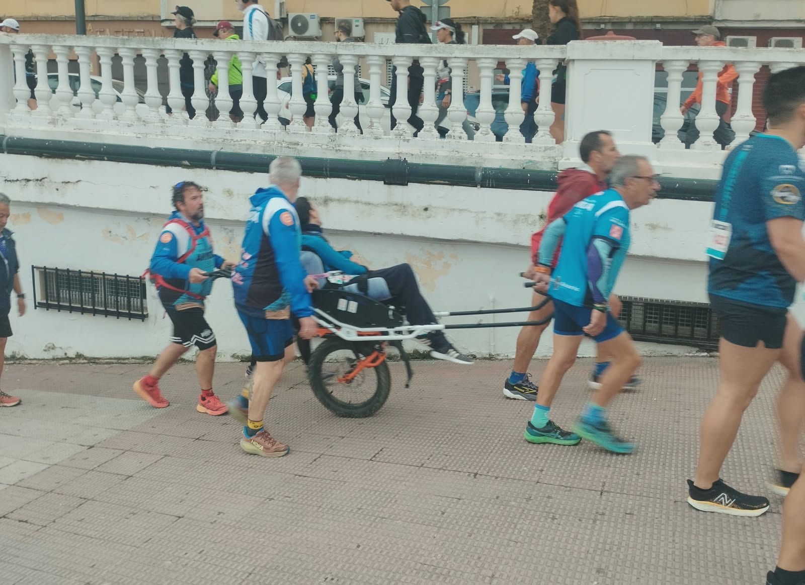Participantes en la 'Vuela a Ceuta Andando'