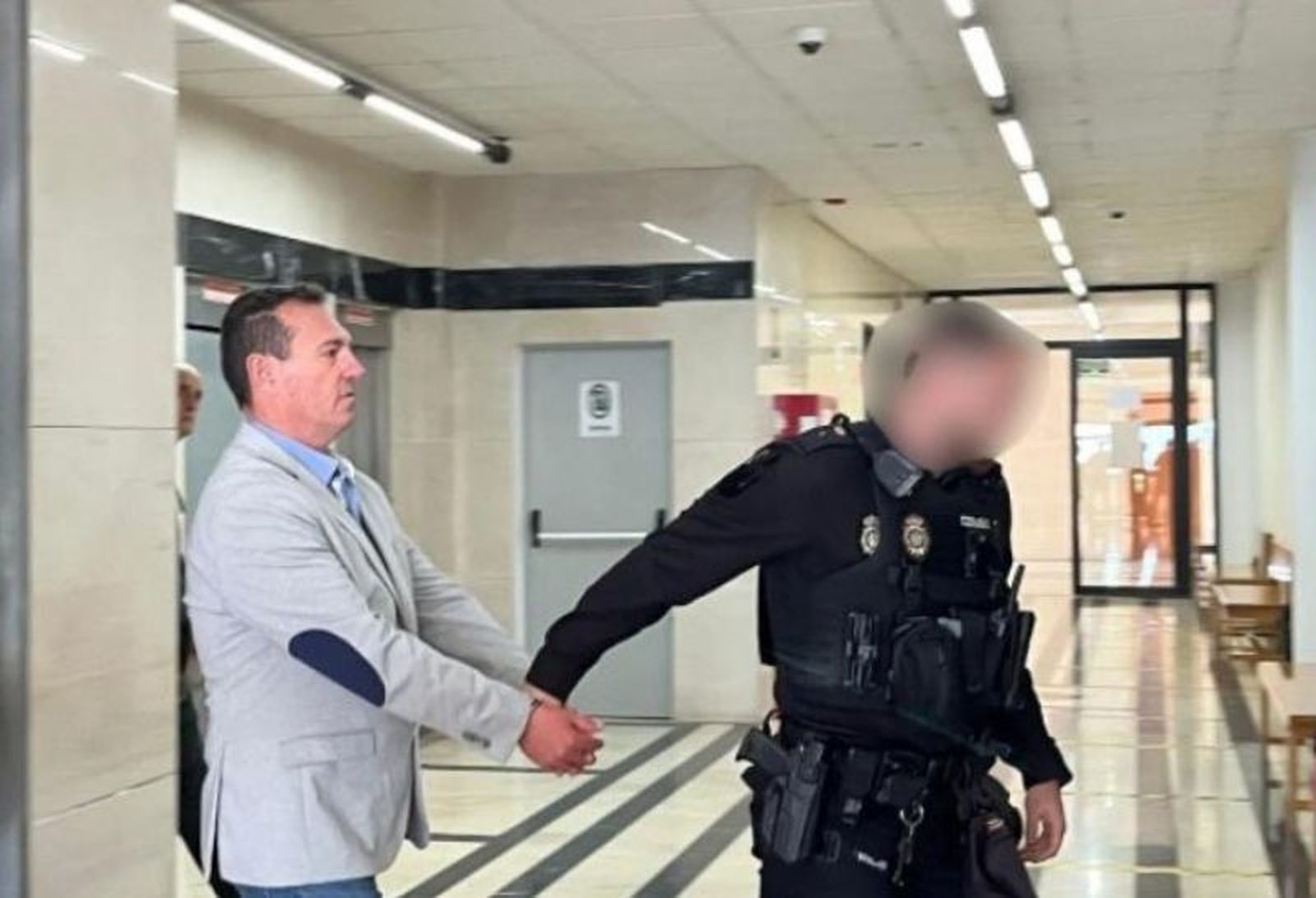 El acusado conducido desde los calabozos a la Audiencia este miércoles.