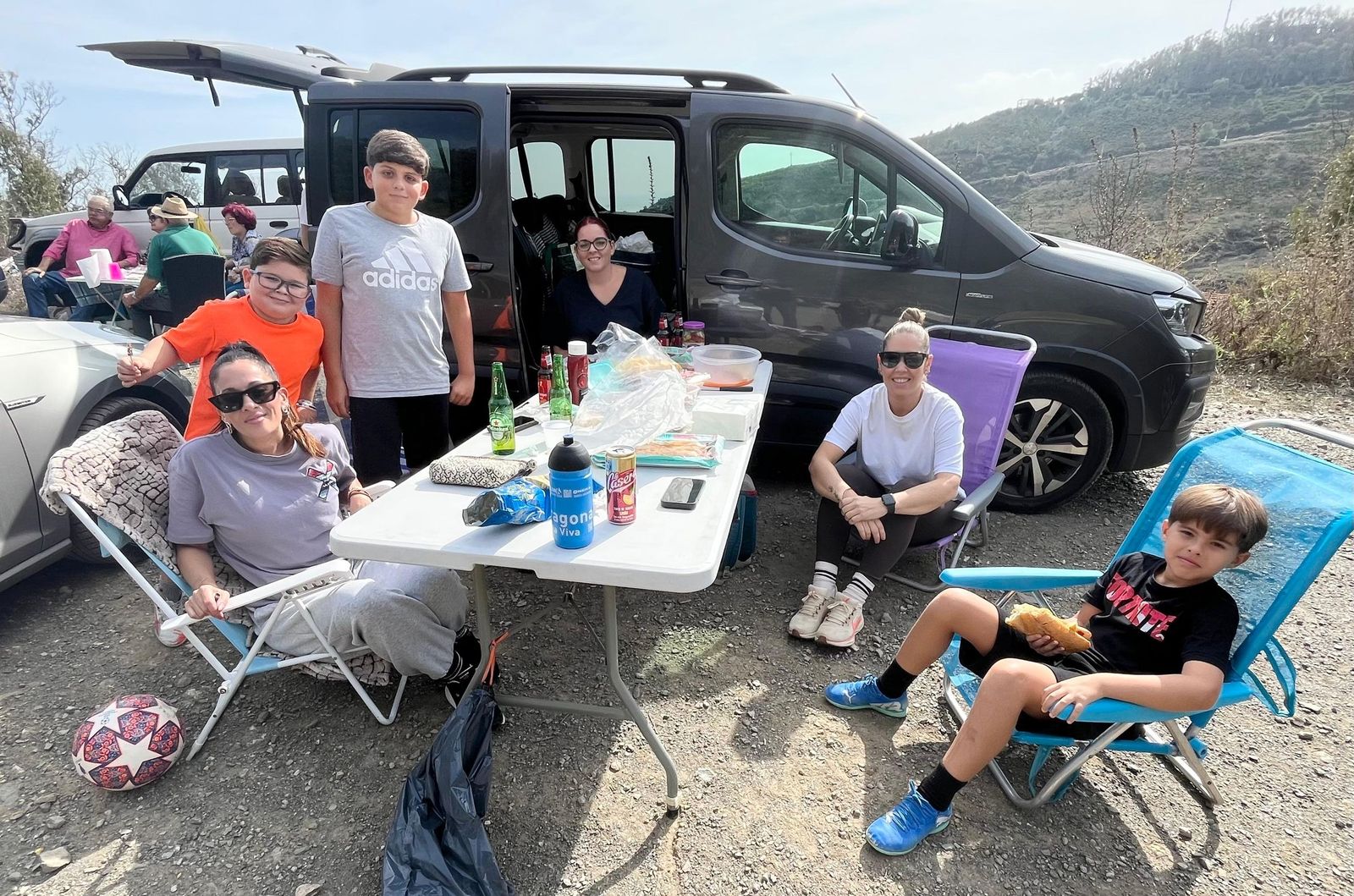 Una Mochila vivida con un ojo puesto en la preservación del entorno natural Una Mochila vivida con un ojo puesto en la preservación del entorno natural