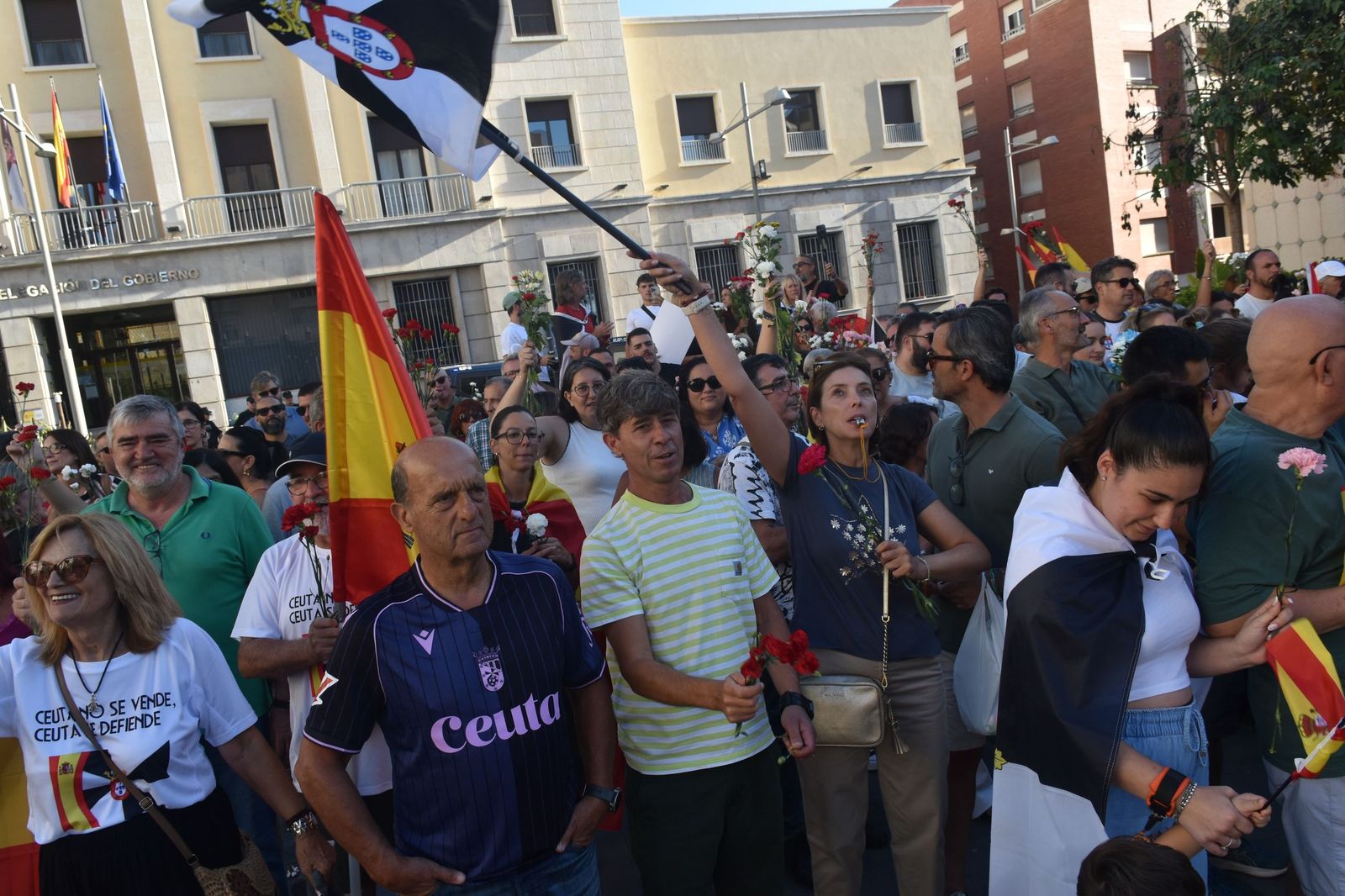 Concentración de los claveles contra la gestión de la crisis