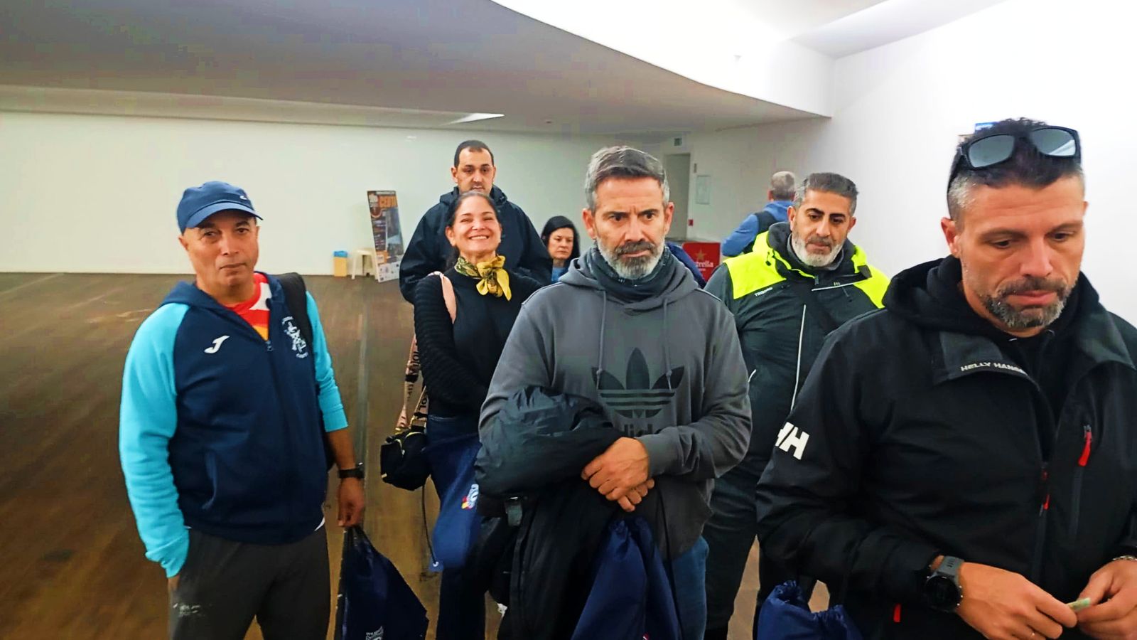 Varios participantes, esperando para recoger su bolsa