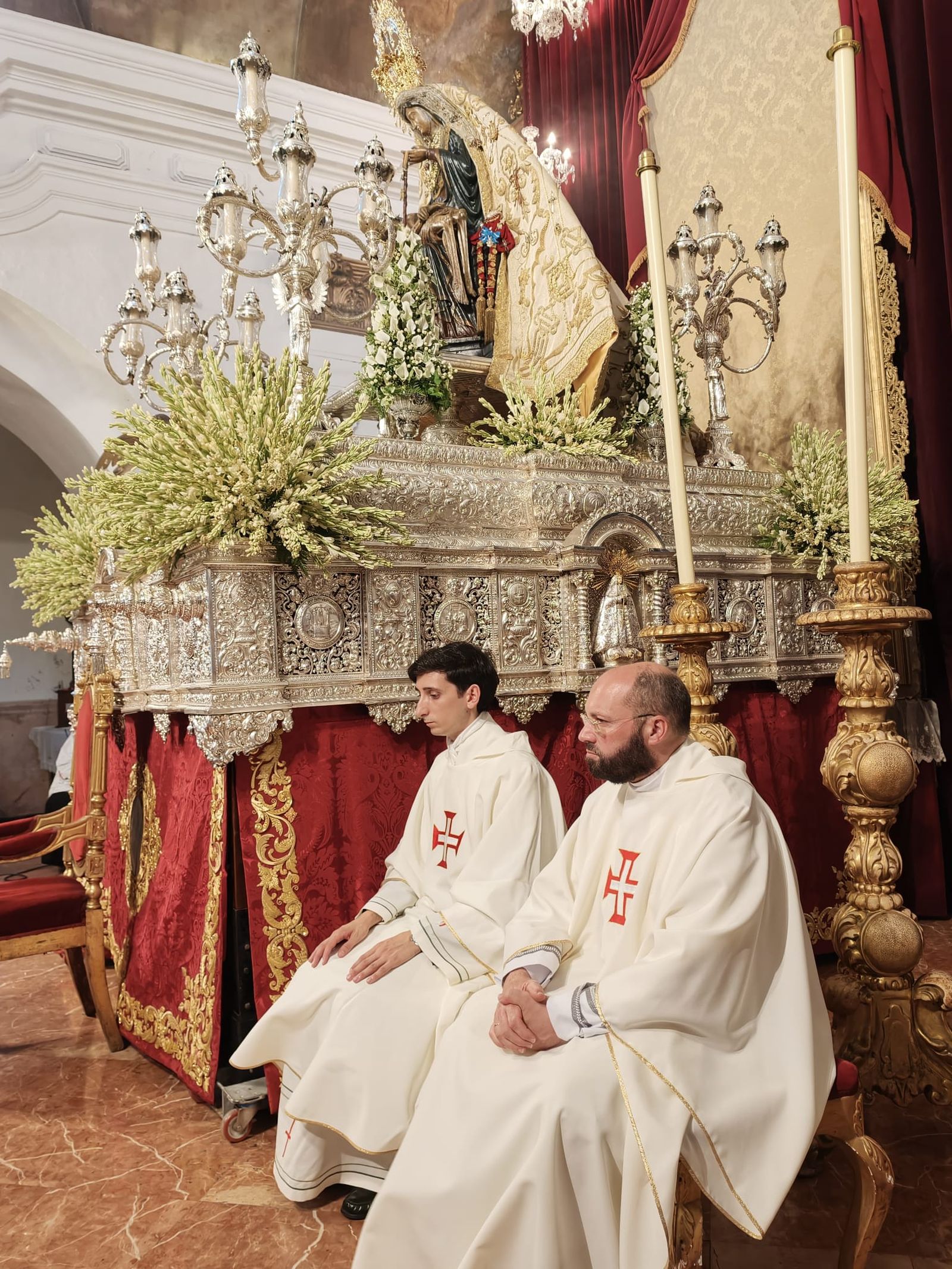 La Virgen de África emociona a Ceuta en una procesión para la historia