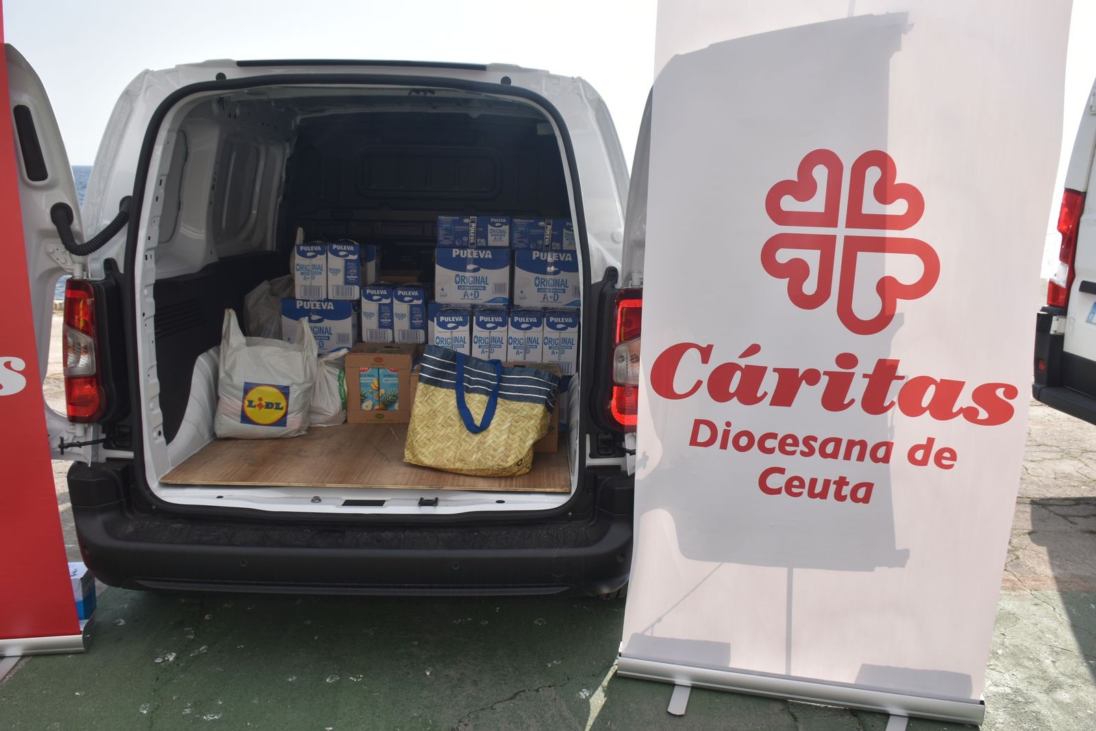 Concentración motera en Juan XXIII para ayudar a Cáritas en la recogida de alimentos