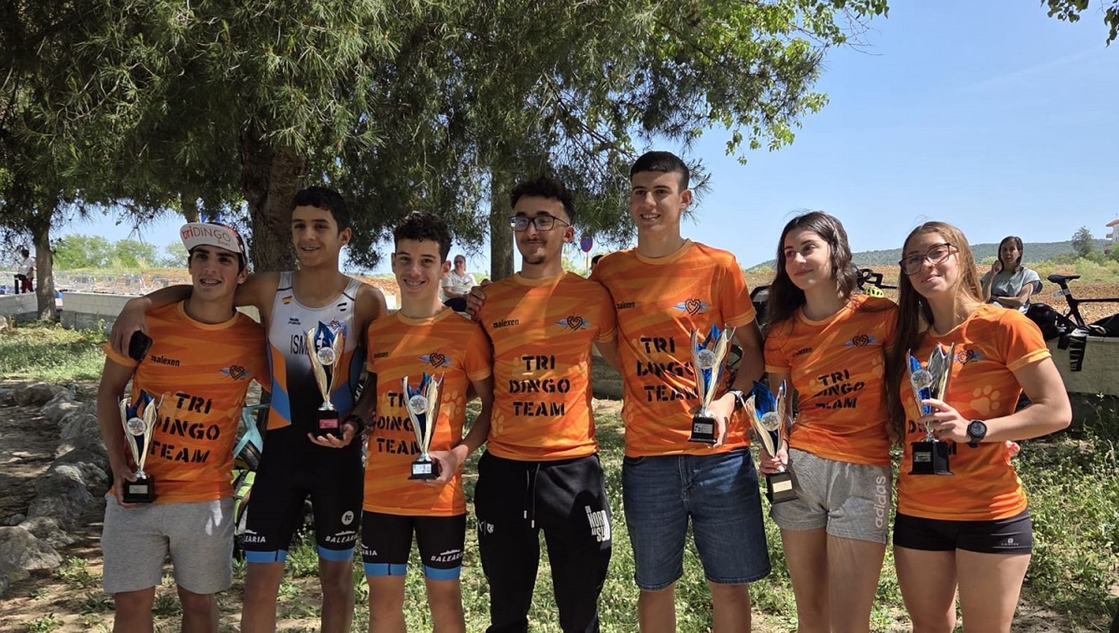 Miembros del Club Tridingo con sus trofeos