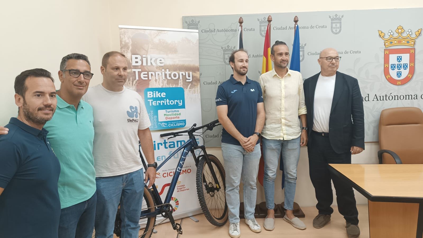 Foto de familia con los principales impulsores de la iniciativa en Ceuta