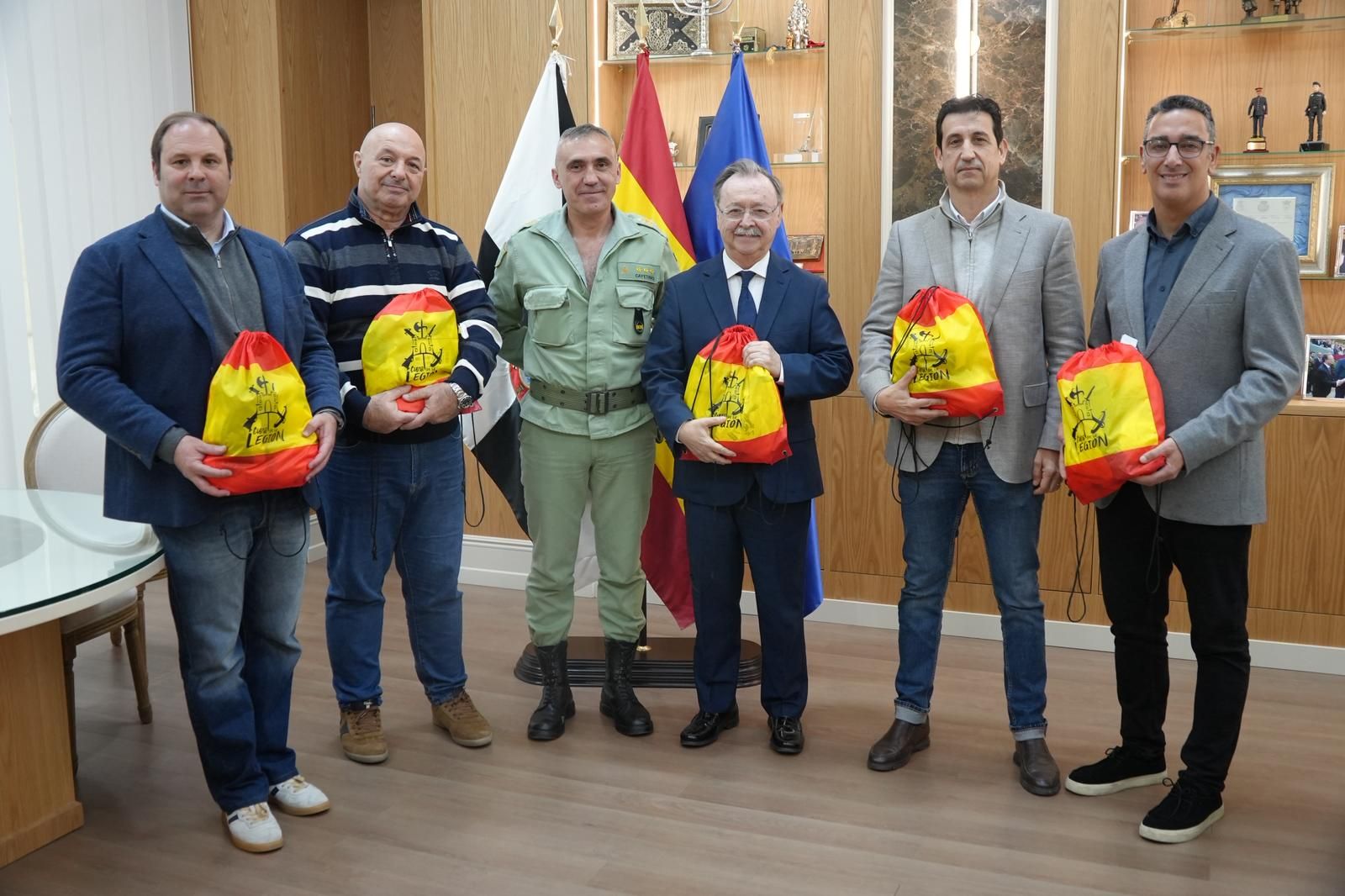 Vivas posando con la bolsa de corredor junto al coronel.