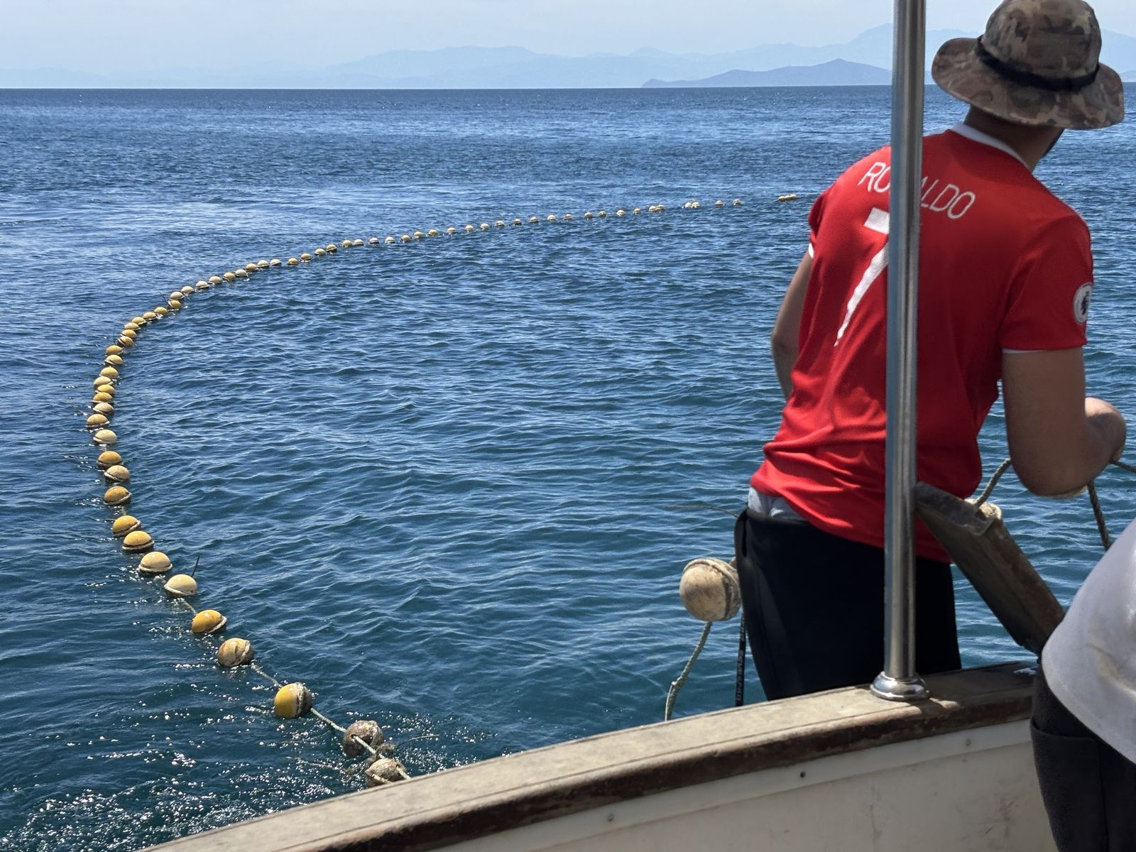 Ceuta blinda sus playas contra las medusas: el trabajo invisible que garantiza un verano seguro en el mar