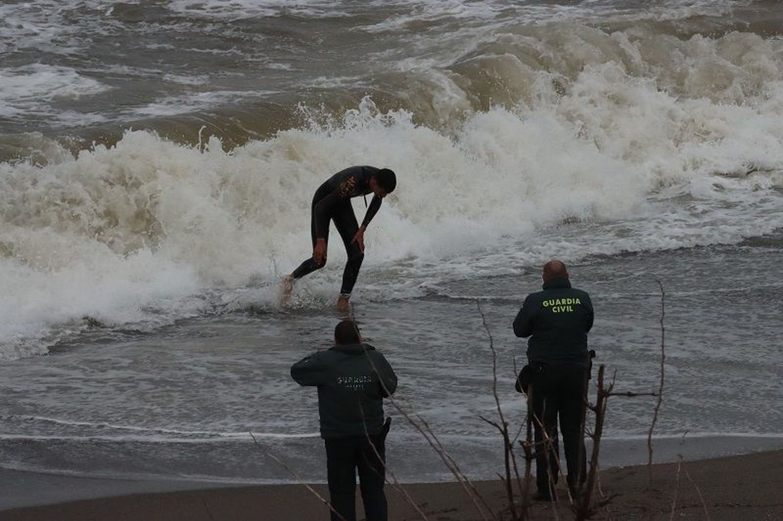Imagen de archivo de un hombre interceptado por la Guardia Civil en la orilla. / FOTO REDUAN Imagen de archivo de un hombre interceptado por la Guardia Civil en la orilla. / FOTO REDUAN