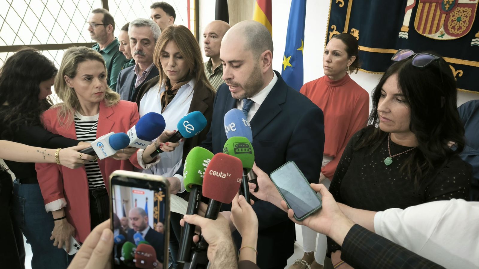 Triano atendiendo a los medios de comunicación antes de la reunión.