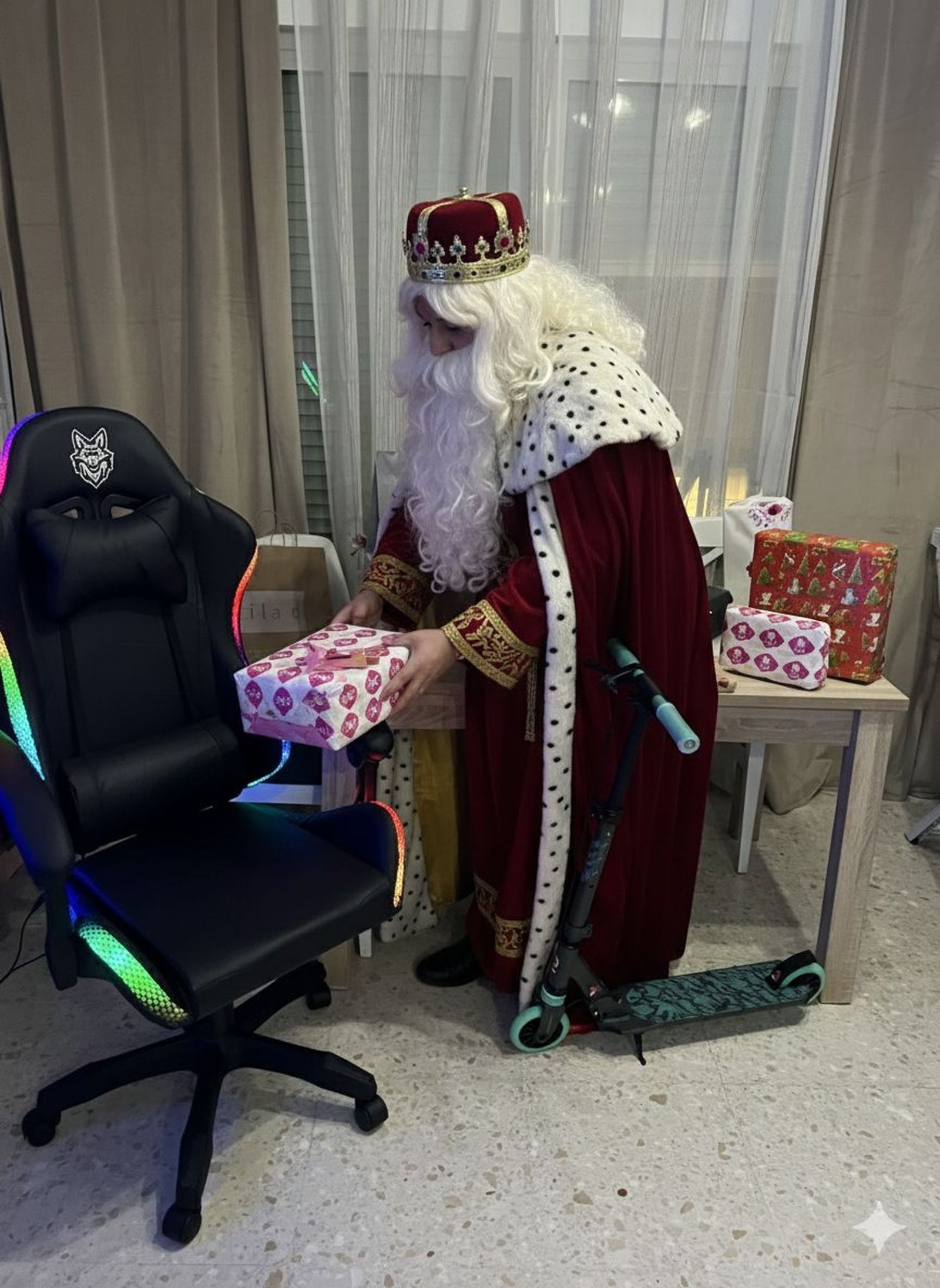 Los más pequeños disfrutan de los regalos de los Reyes Magos