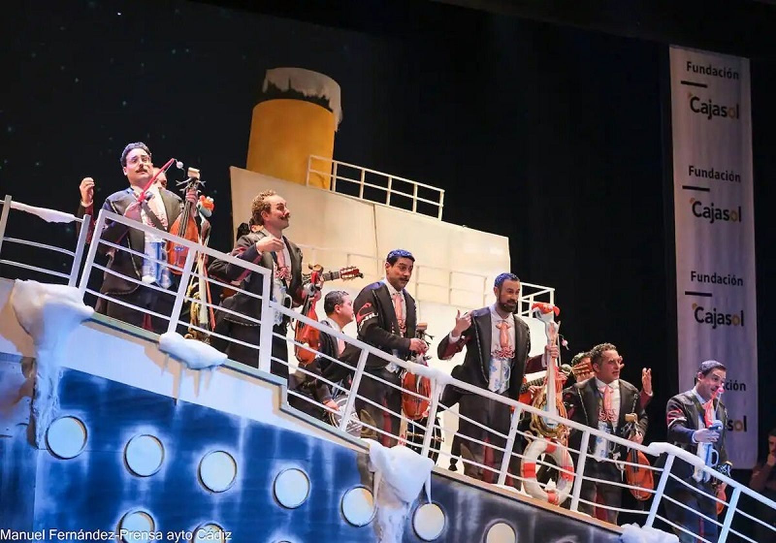 `La última y nos vamos´, nueva agrupación de la Chirigota `del Bizcocho´, durante una de sus actuaciones en el COAC 2024. / FOTO Ayto. Cádiz