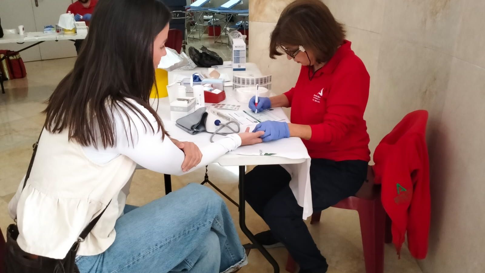 Una joven se somete a las pruebas previas a la donación