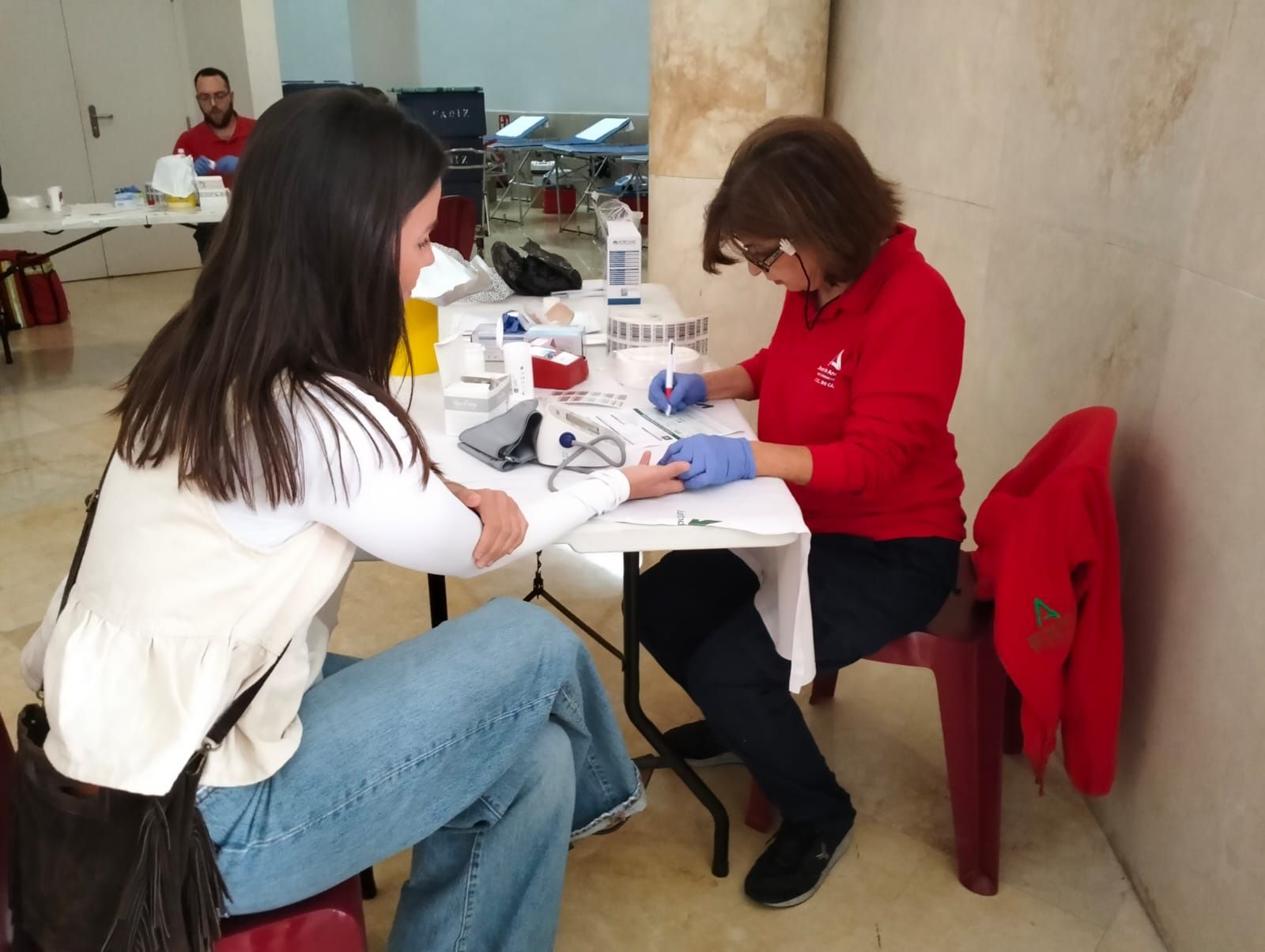 Una joven se somete a las pruebas previas a la donación