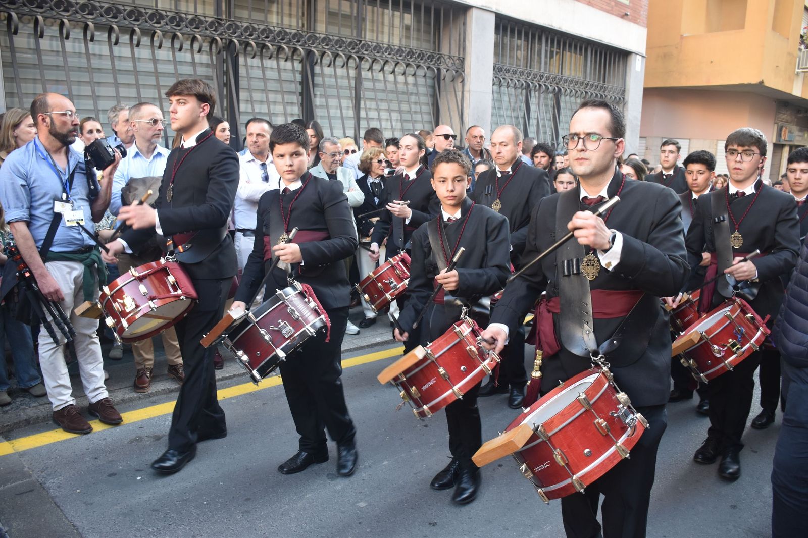 Aroma cofrade y estudiantil: Las Penas reina en el Jueves Santo