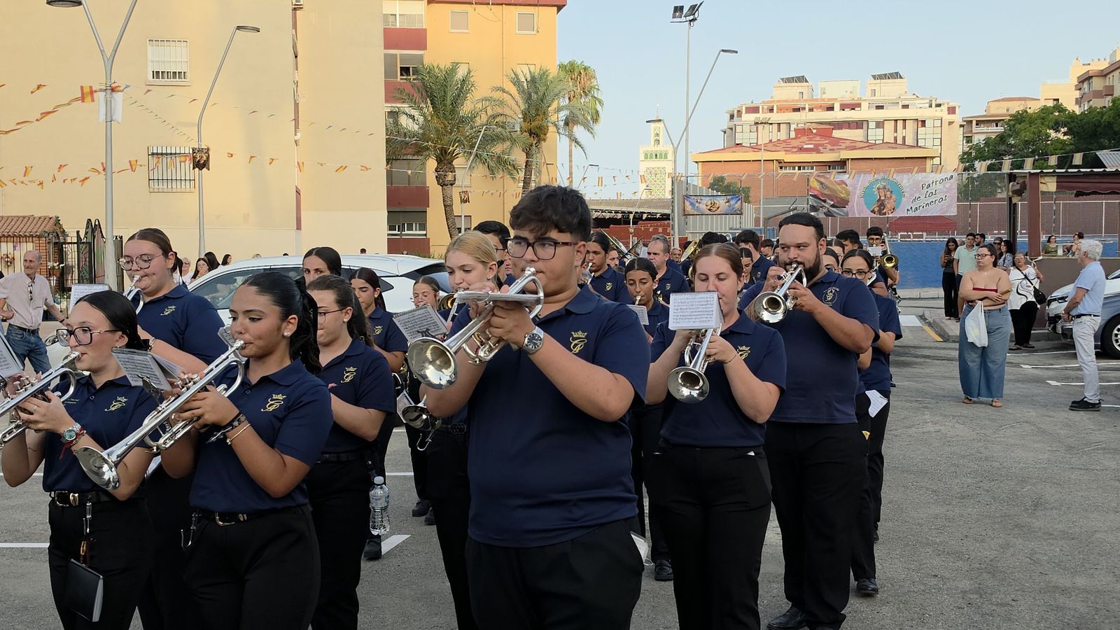 Emoción y tradición en la procesión de la Virgen del Carmen del Polígono