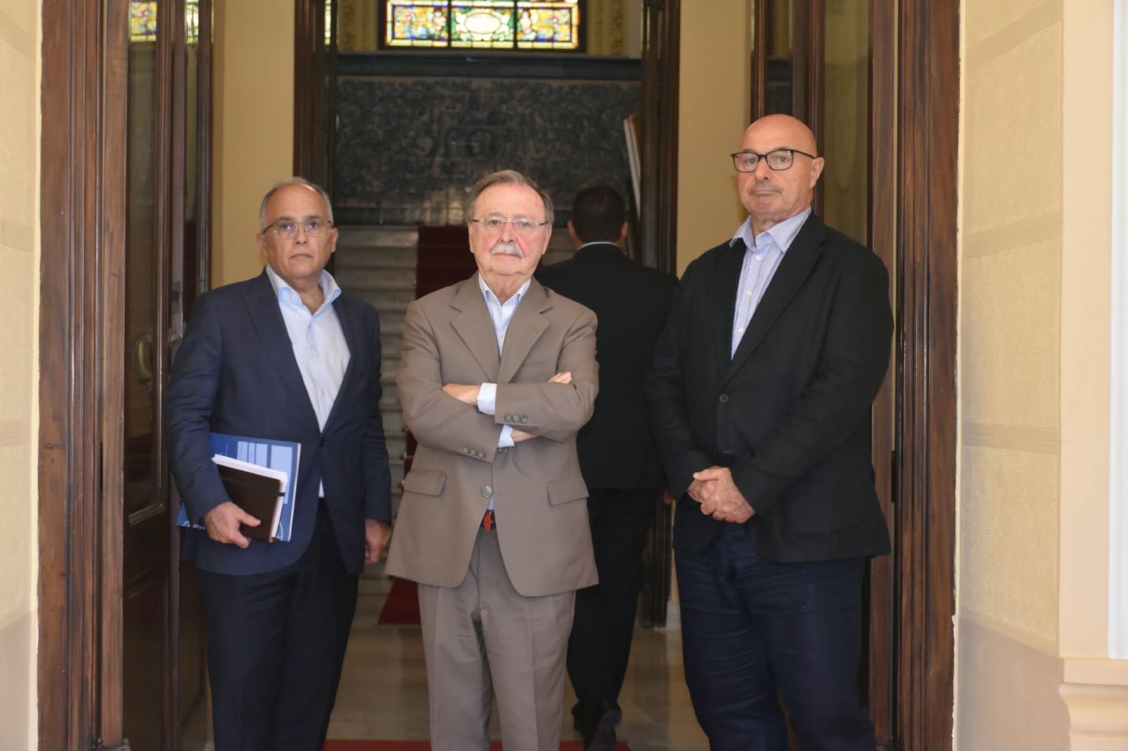 El presidente de Ceuta, Juan Vivas, flanqueado por el consejero de presidencia, Alberto Gaitán, y el de Turismo y Deportes, Nicola Cecchi.