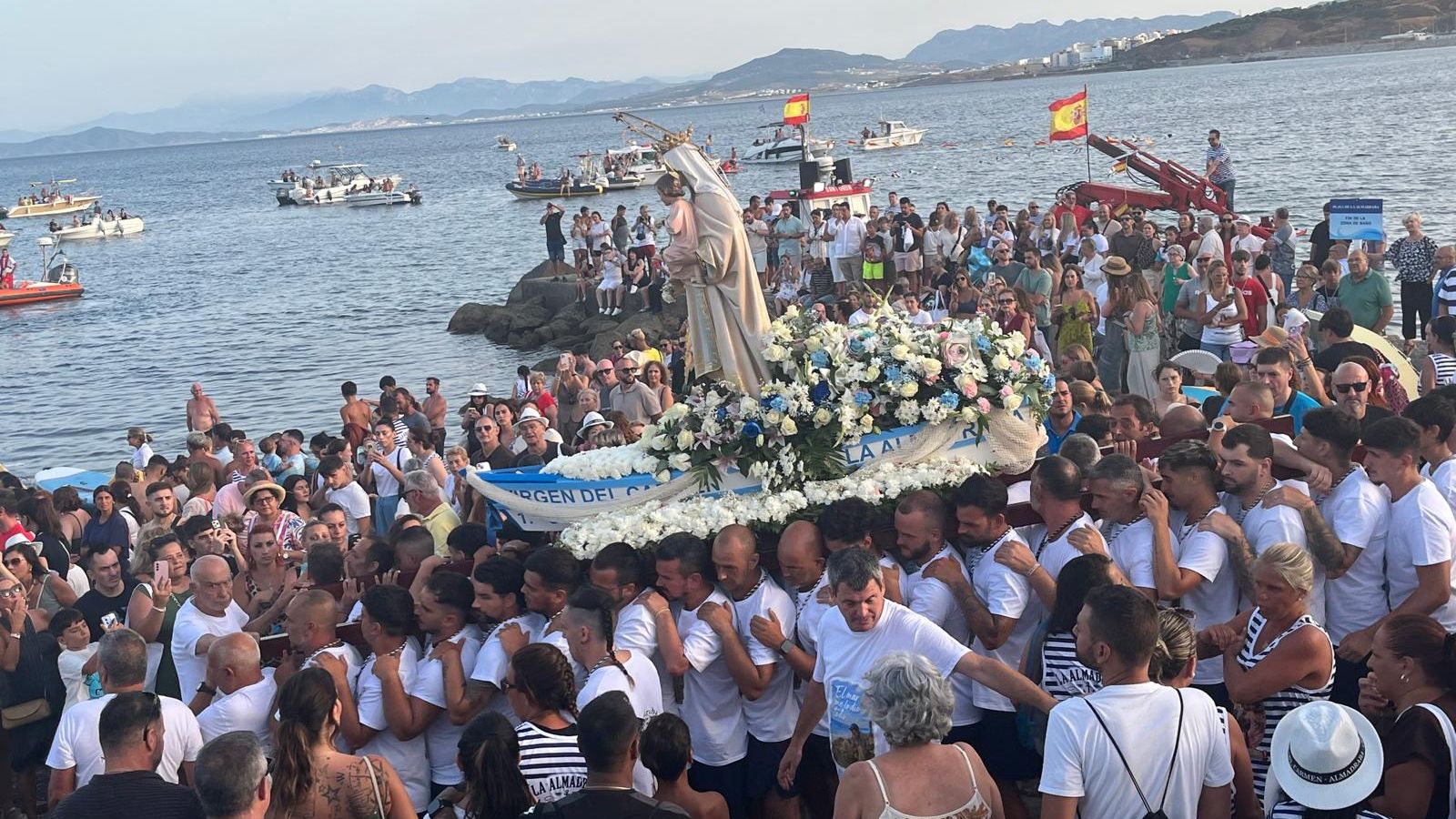 La Virgen del Carmen de la Almadraba se vuelve a encontrar con su pueblo