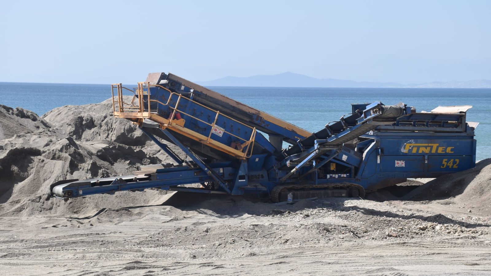 Una máquina pesada en la playa del Tarajal
