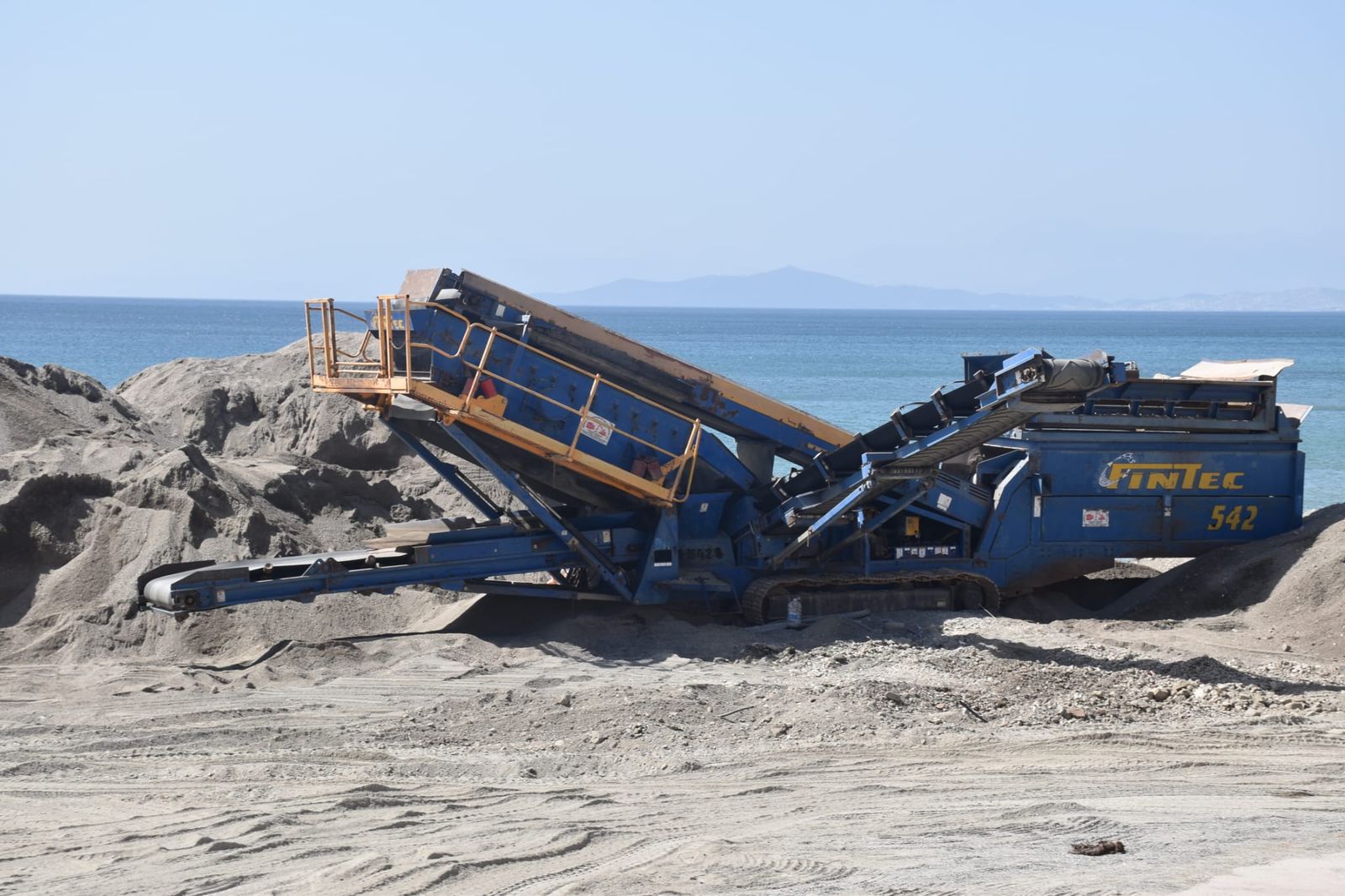 Una máquina pesada en la playa cercana a la frontera