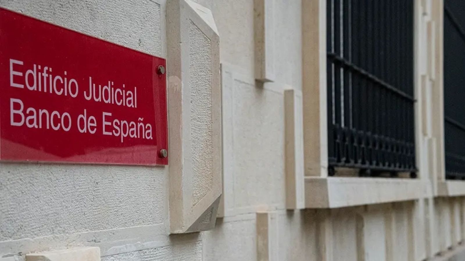 Imagen de una de las puertas del Edificio Judicial Banco de España. Imagen de una de las puertas del Edificio Judicial Banco de España.