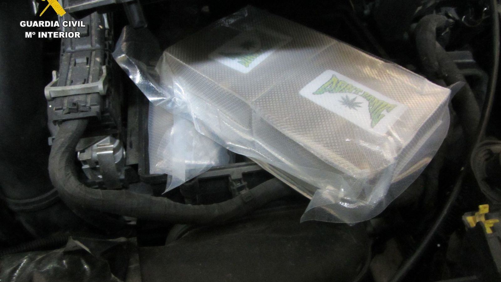 La droga estaba escondida en varios departamentos del vehículo