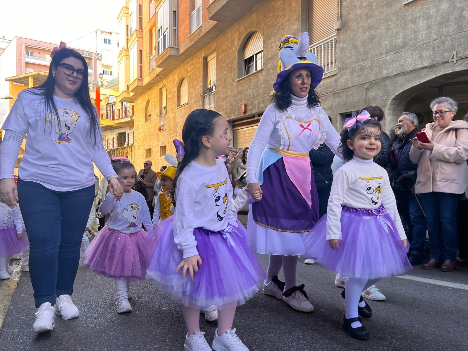 El 'Beatriz de Silva' protagoniza un pasacalles de cuento