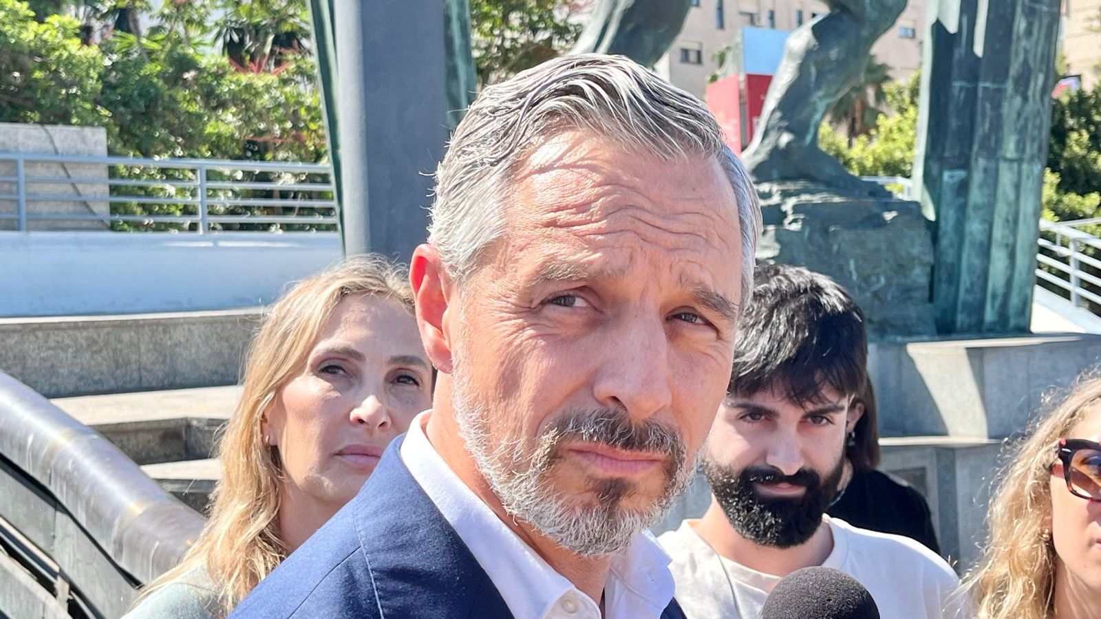 Juan Bravo atendiendo a los medios de comunicación en la tarde de este viernes en Ceuta