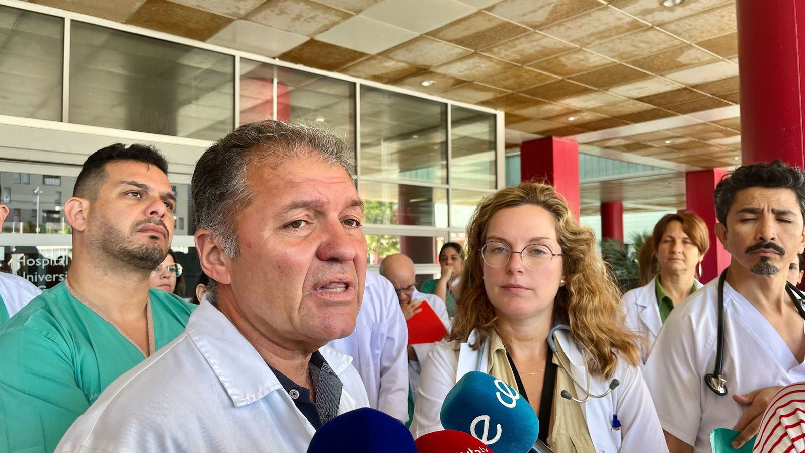 Los facultativos vuelven a concentrarse ante el HUCE para reclamar una jornada laboral justa y denunciar un trato discriminatorio