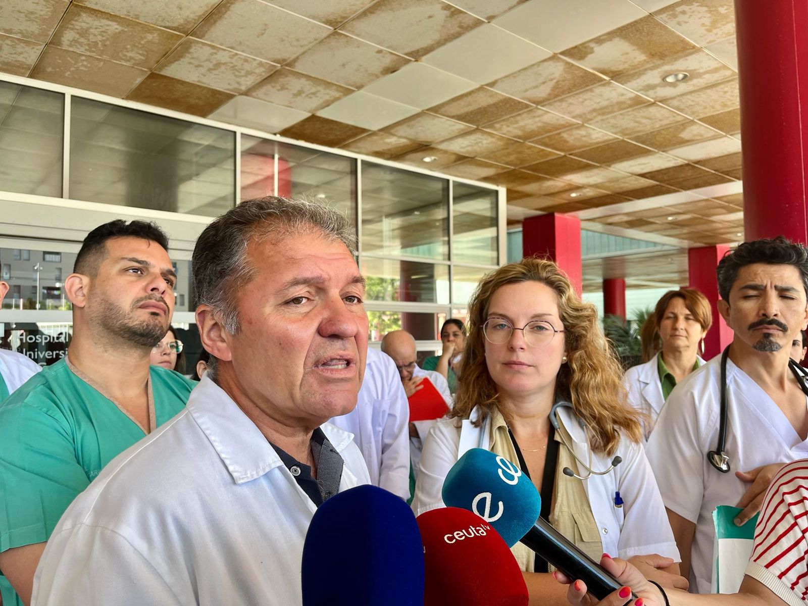 Los facultativos vuelven a concentrarse ante el HUCE para reclamar una jornada laboral justa y denunciar un trato discriminatorio