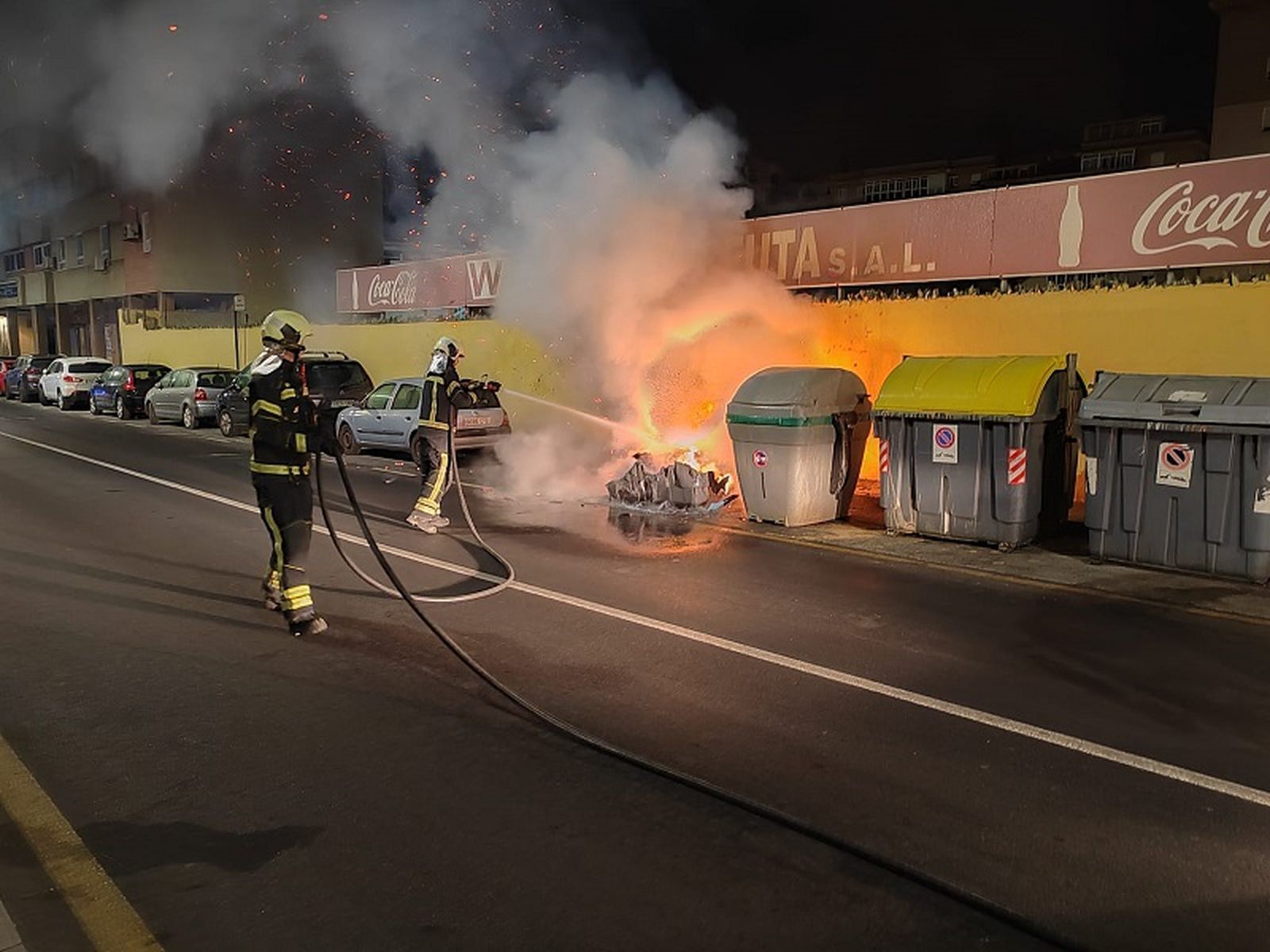 El SEIS extinguiendo las llamas en contenedores durante una madrugada