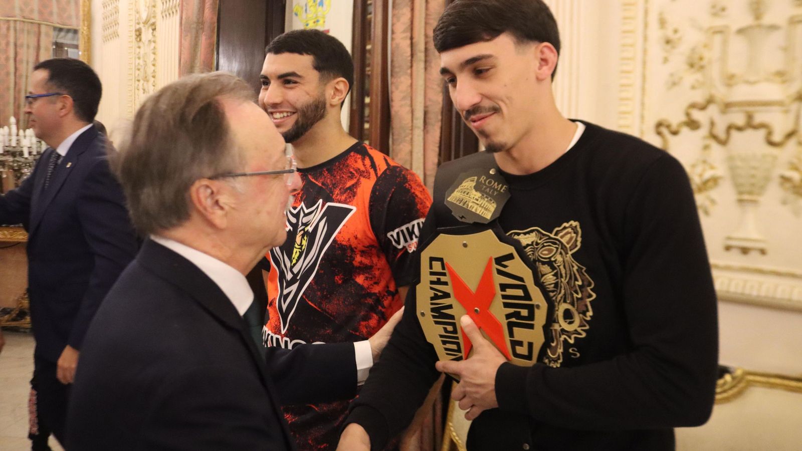 Vivas saluda  a los ganadores de campeonatos de Kickboxing y Muay Thai