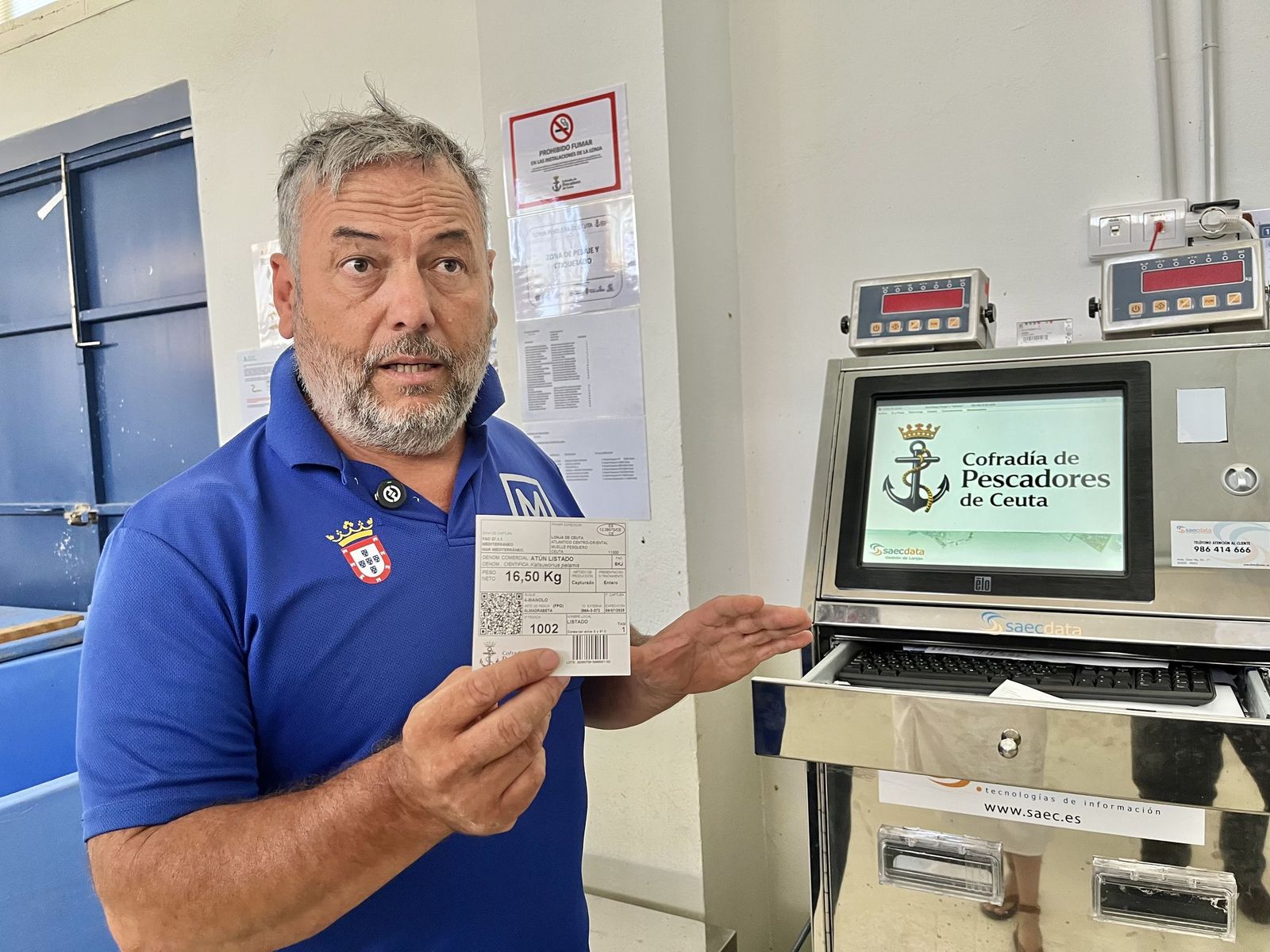 Juan Manuel Sánchez, secretario de la Cofradía de Pescadores, junto a la nueva máquina de trazabilidad de la Lonja