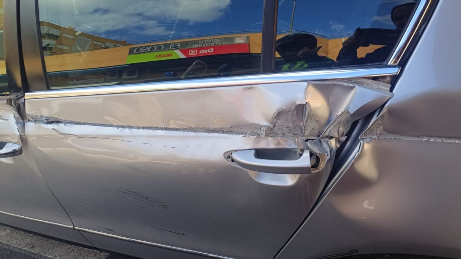 Uno de los vehículos destrozados / FOTO CEDIDA