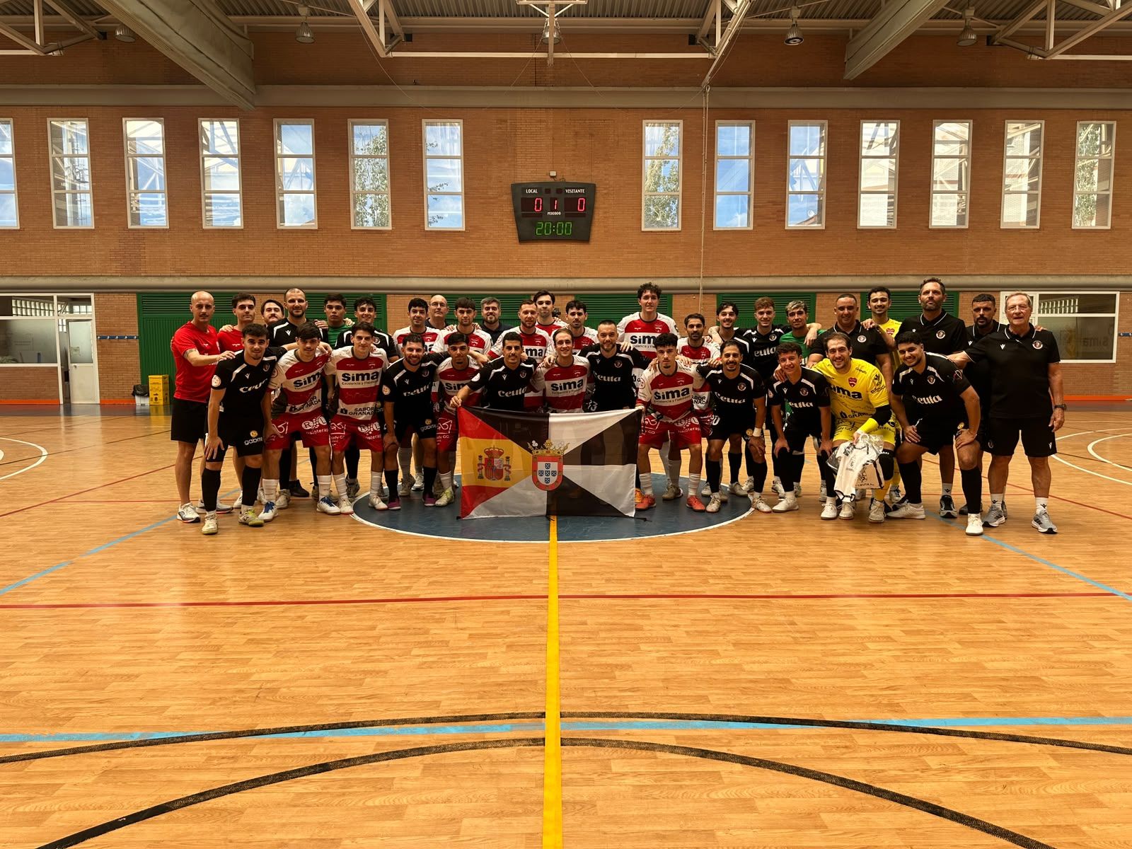 Ambos equipos posando con las banderas de Ceuta y España
